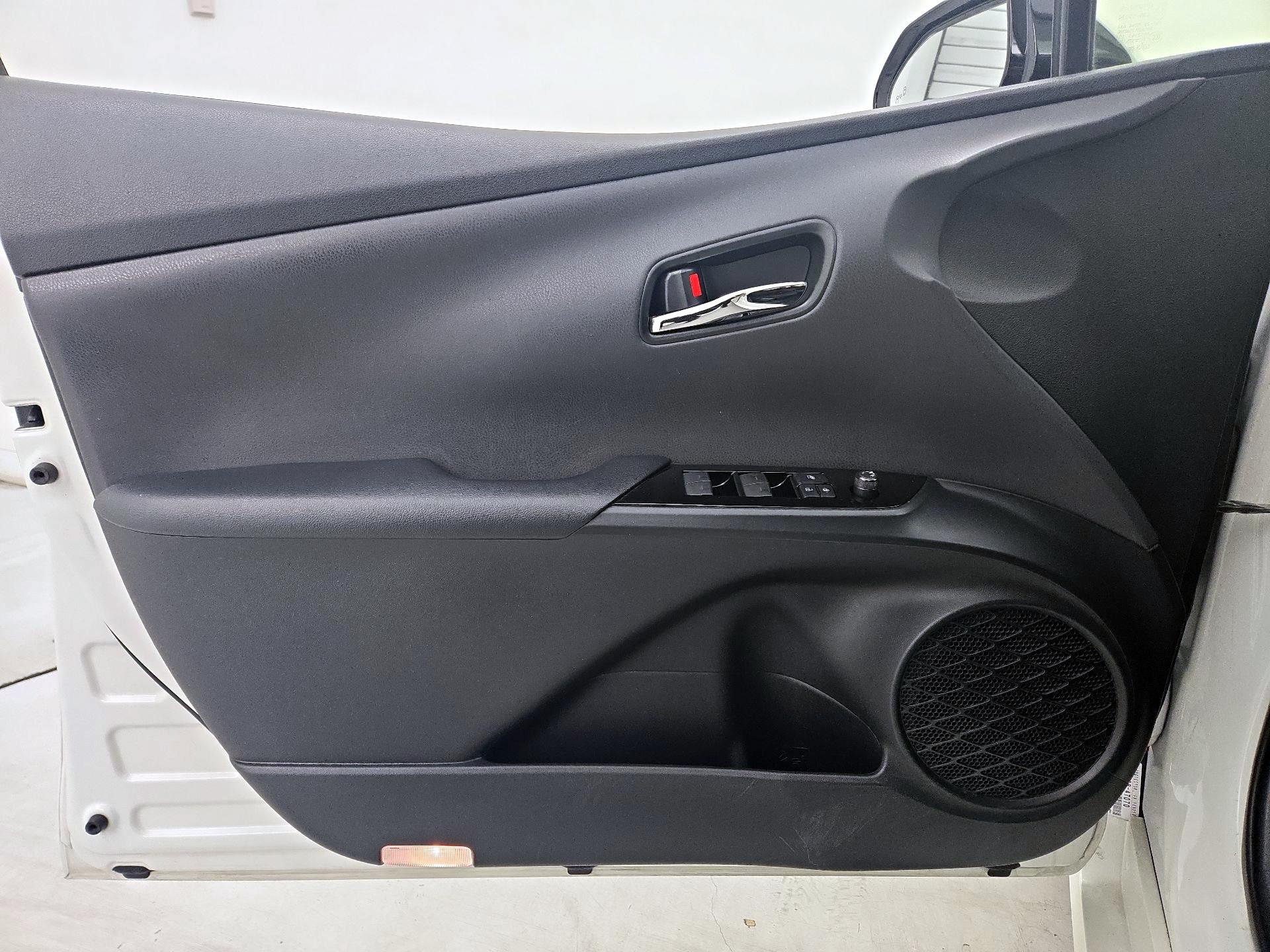 Thumbnail: 2019 Toyota Prius - 12