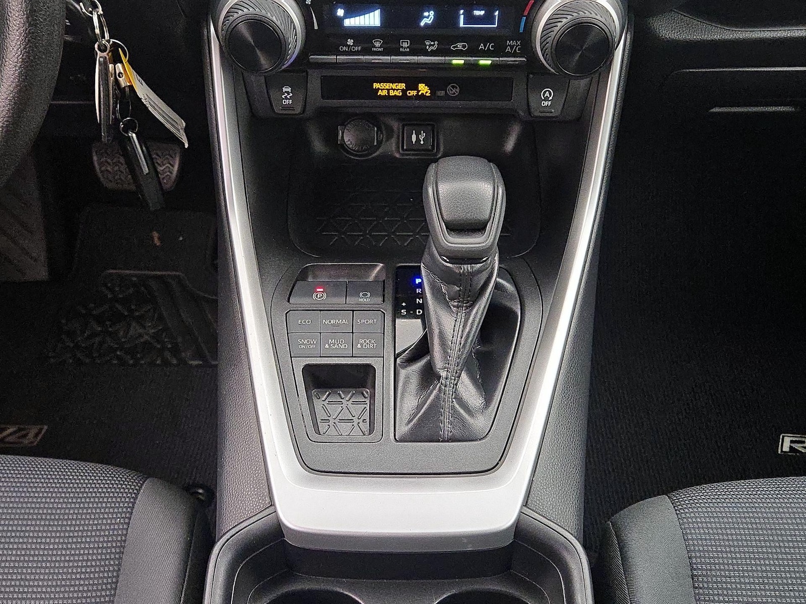 2019 Toyota RAV4 LE - Photo 17