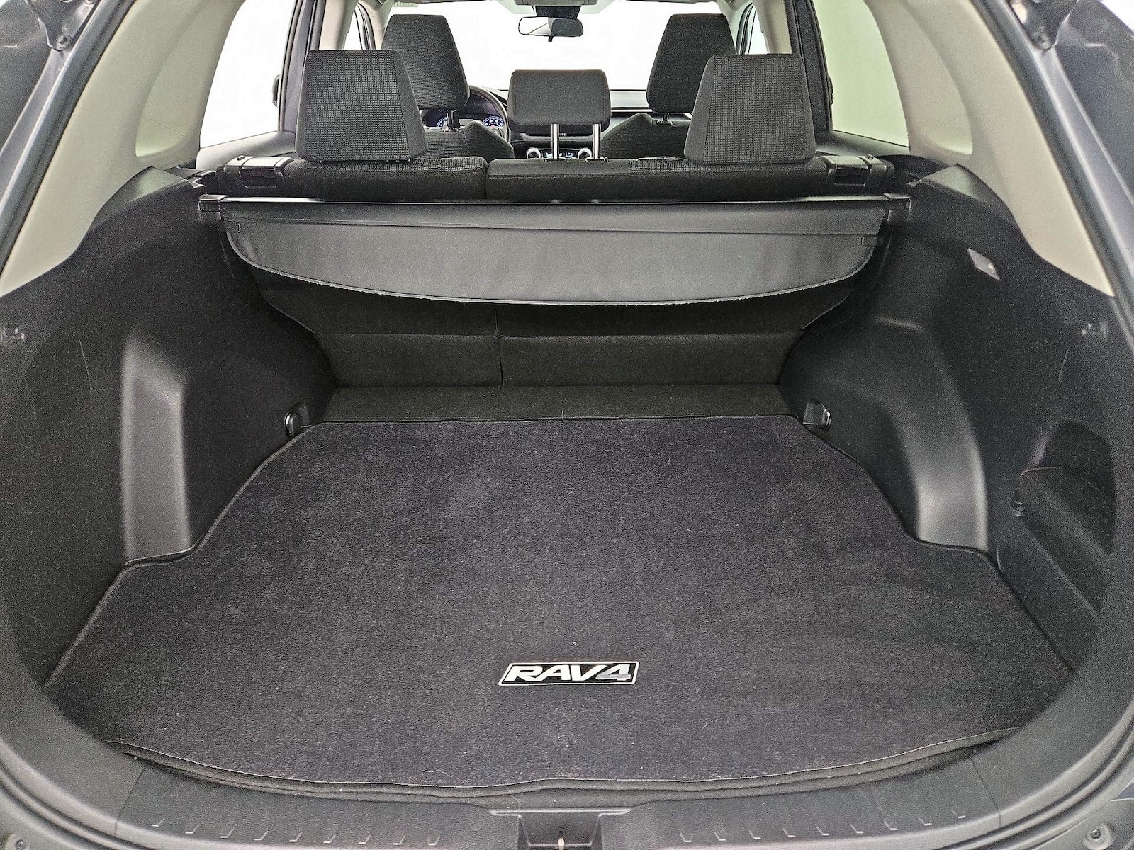 2019 Toyota RAV4 LE - Photo 19