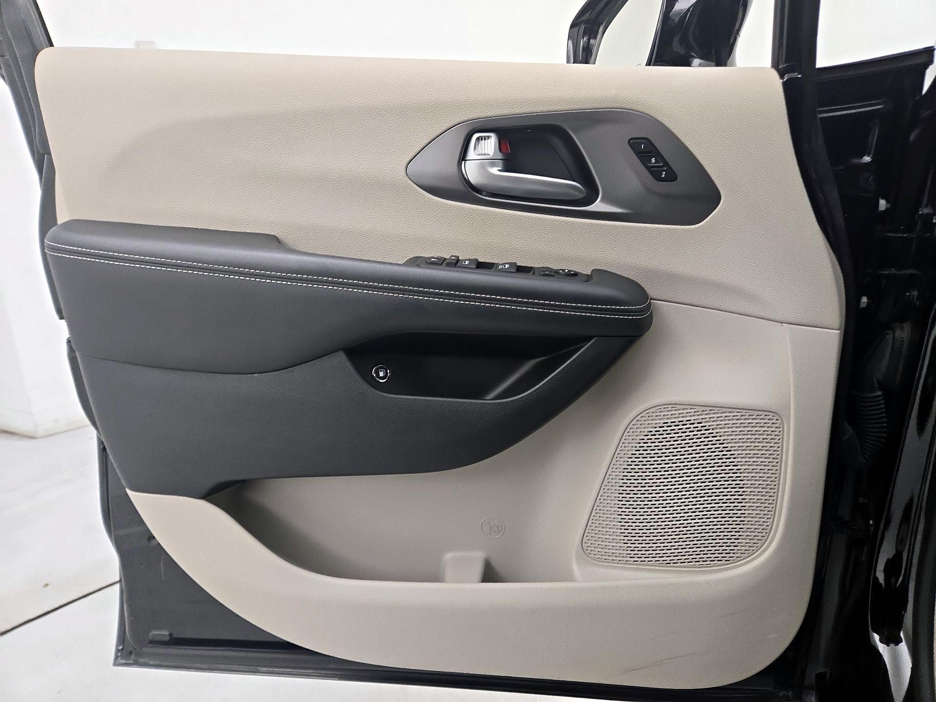 Thumbnail: 2024 Chrysler Pacifica - 12