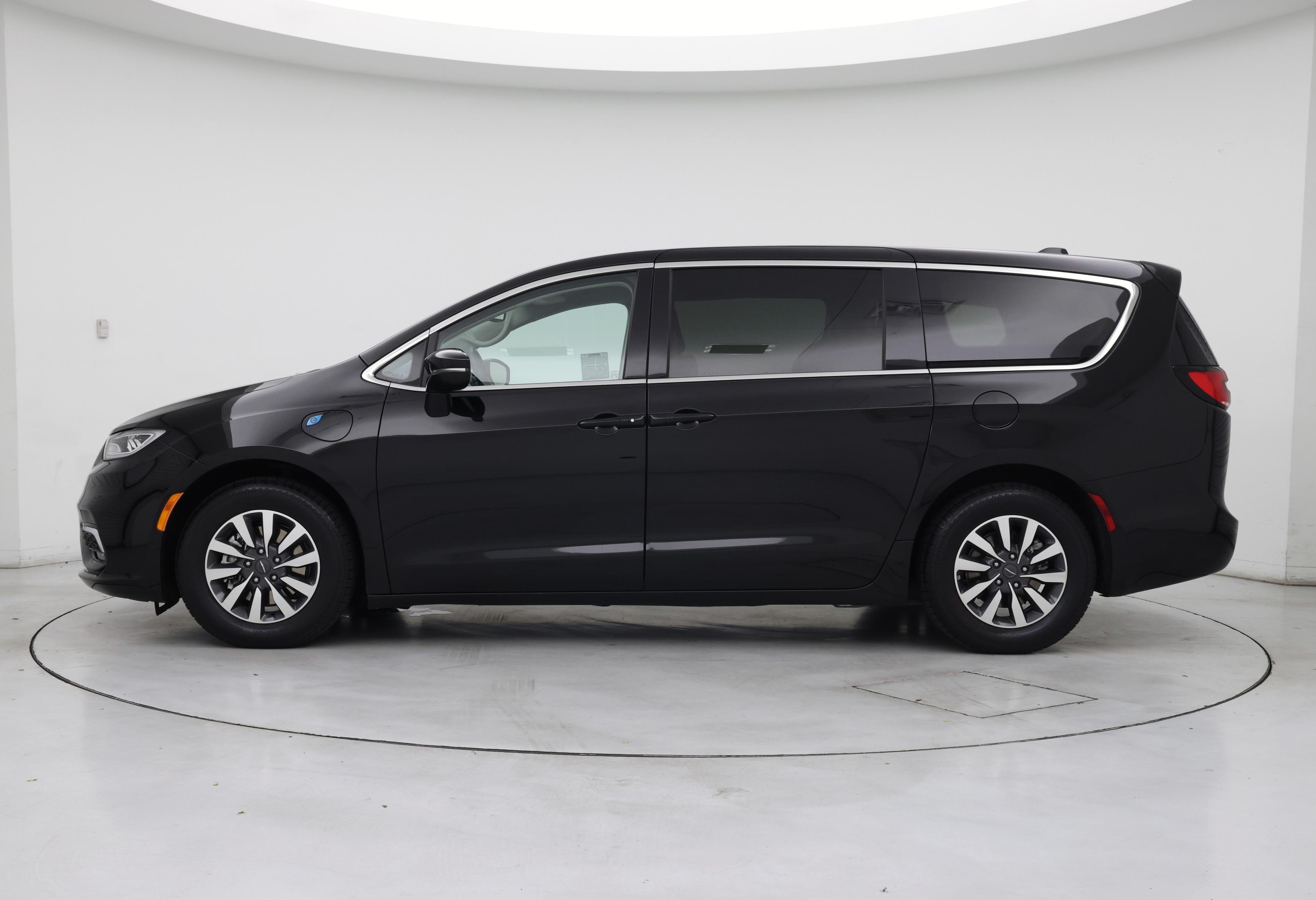 Thumbnail: 2024 Chrysler Pacifica - 3