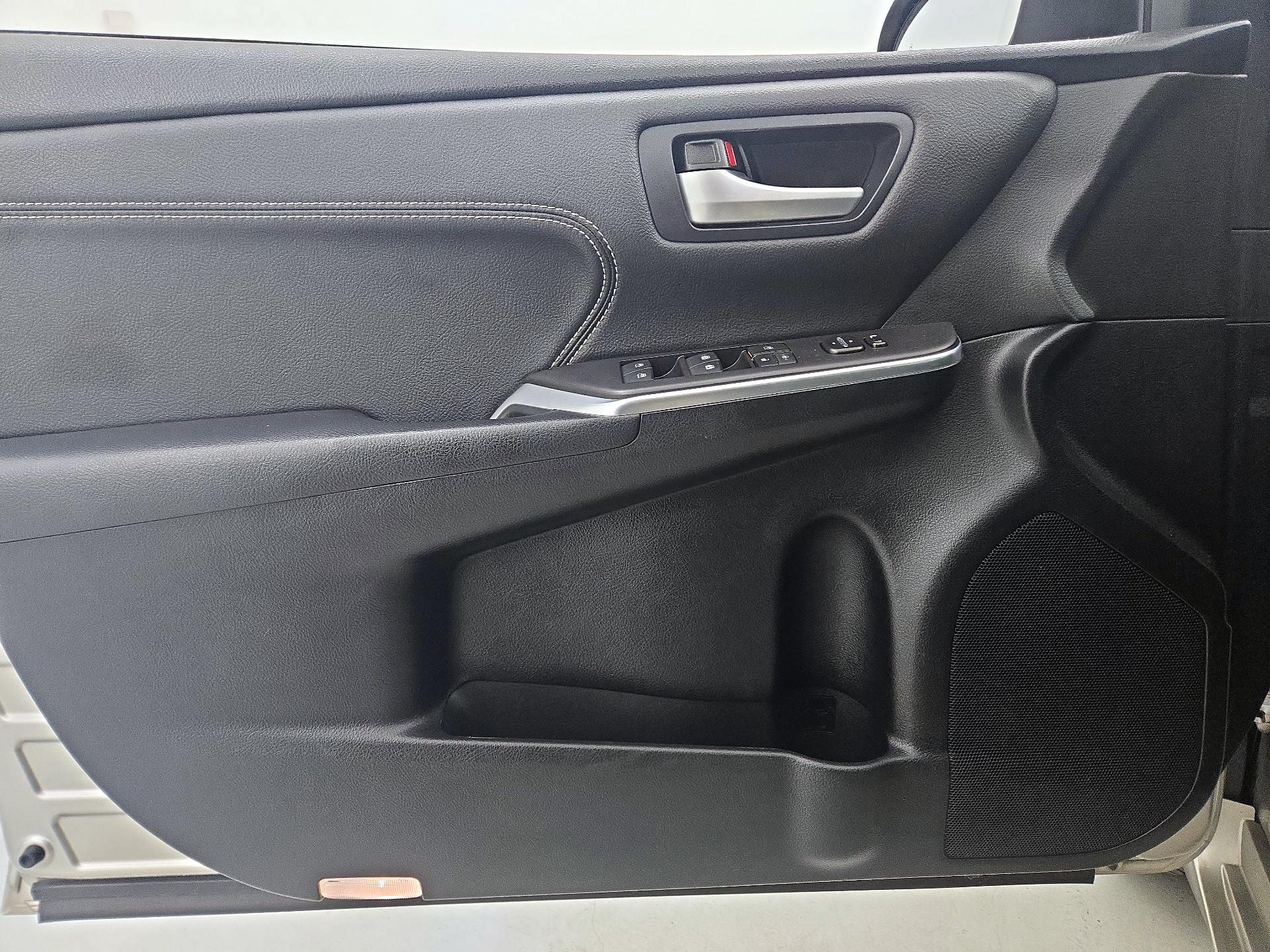 Thumbnail: 2016 Toyota Camry - 12