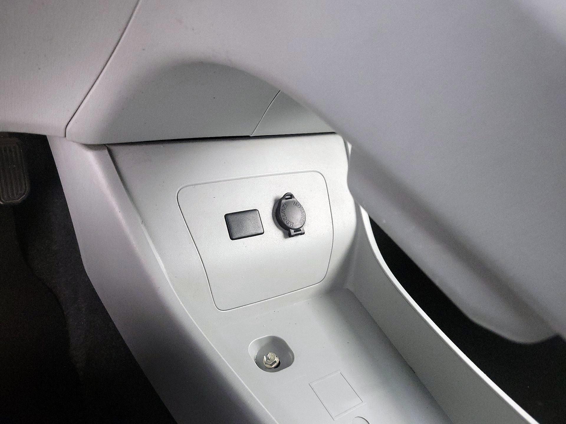 Thumbnail: 2015 Toyota Prius - 18