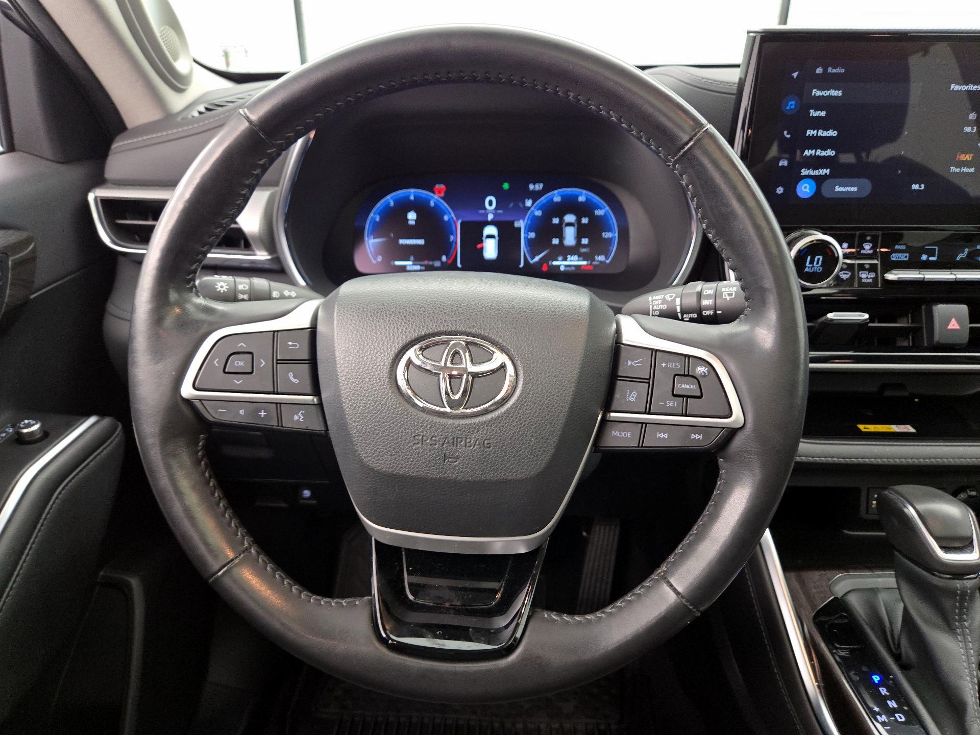 Thumbnail: 2023 Toyota Highlander - 10
