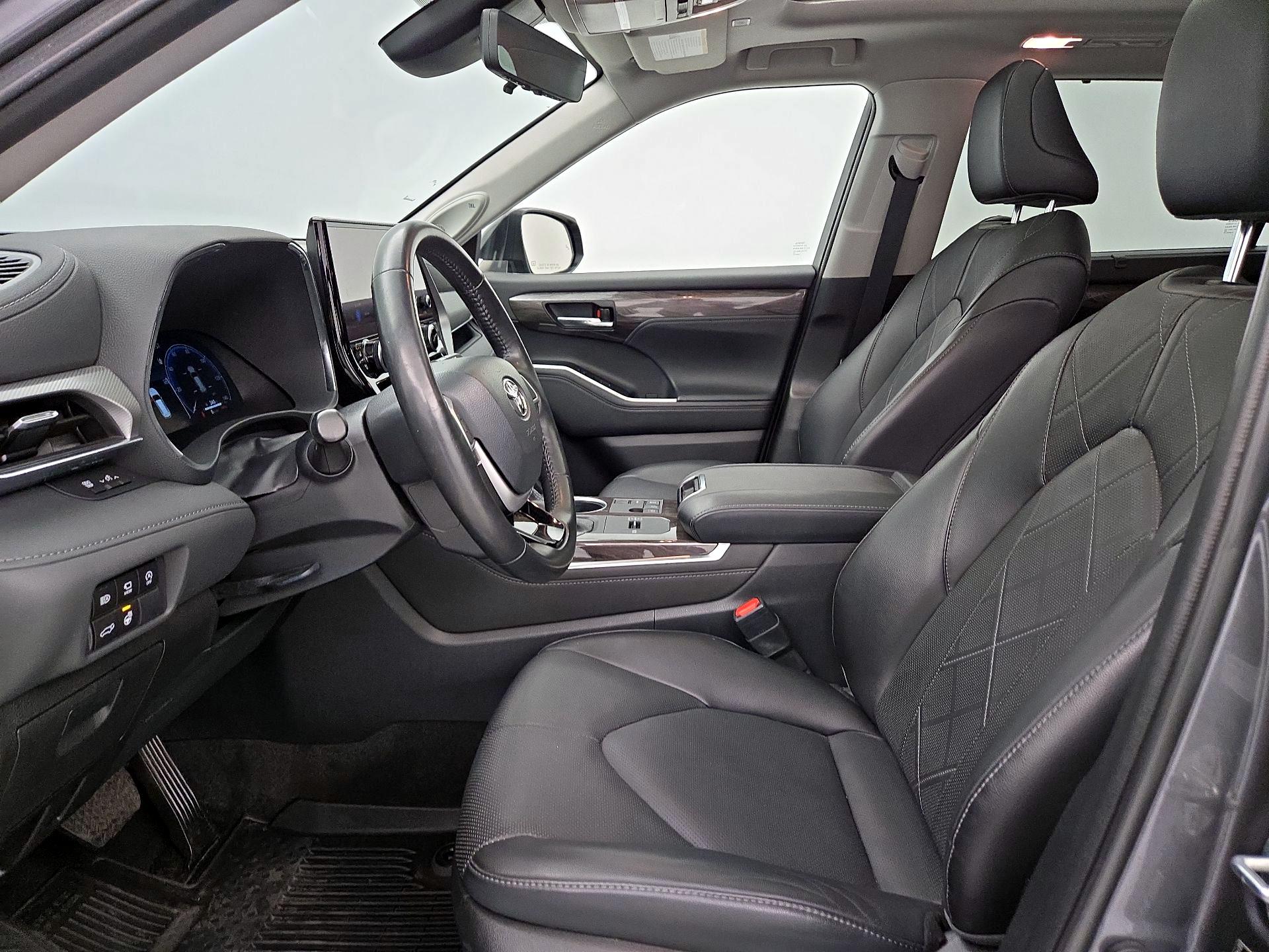Thumbnail: 2023 Toyota Highlander - 11