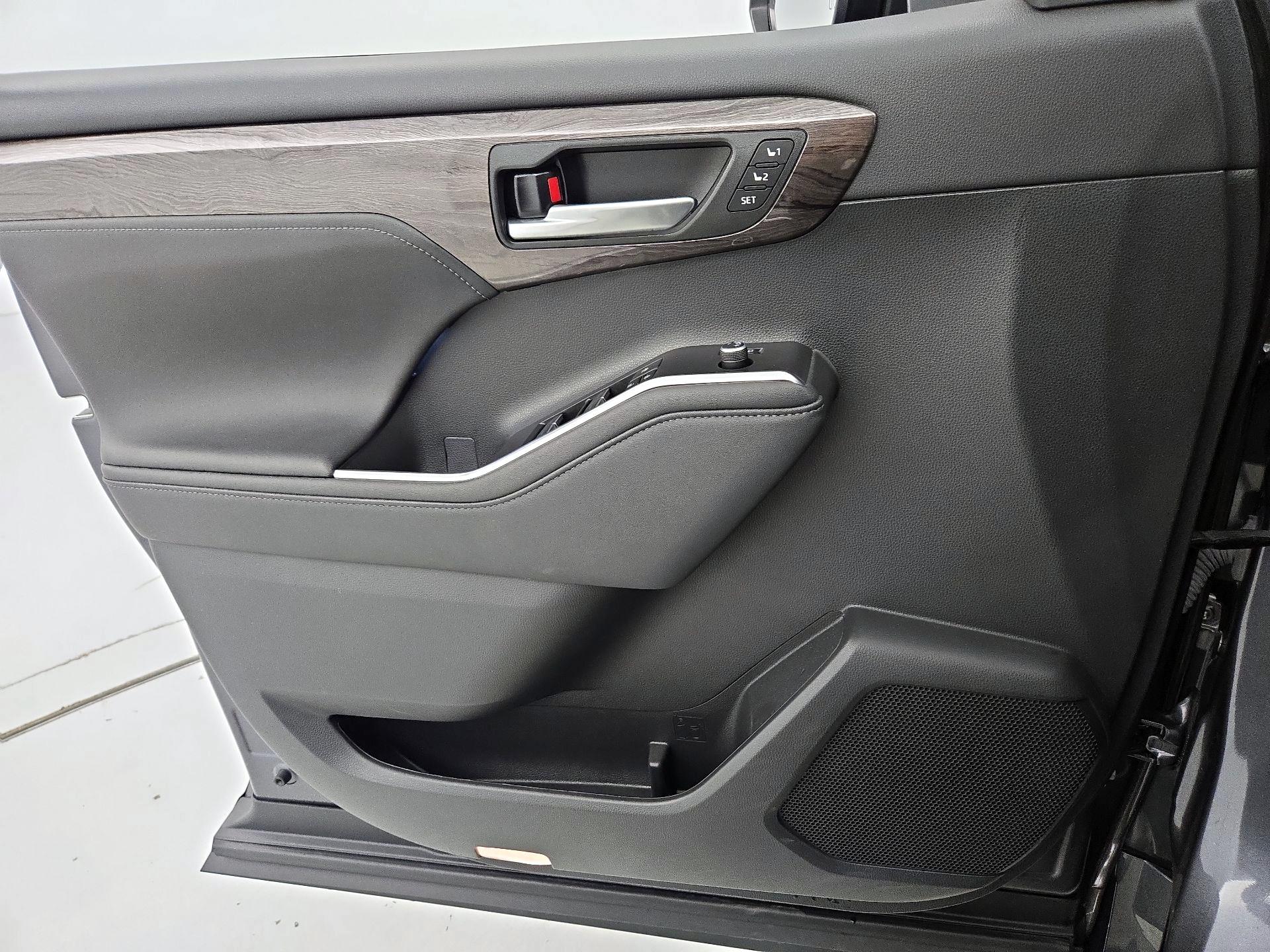 Thumbnail: 2023 Toyota Highlander - 12