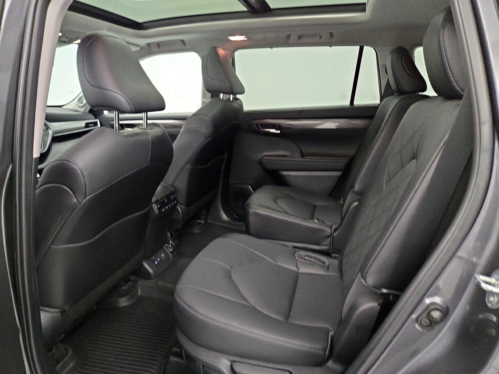 Thumbnail: 2023 Toyota Highlander - 20