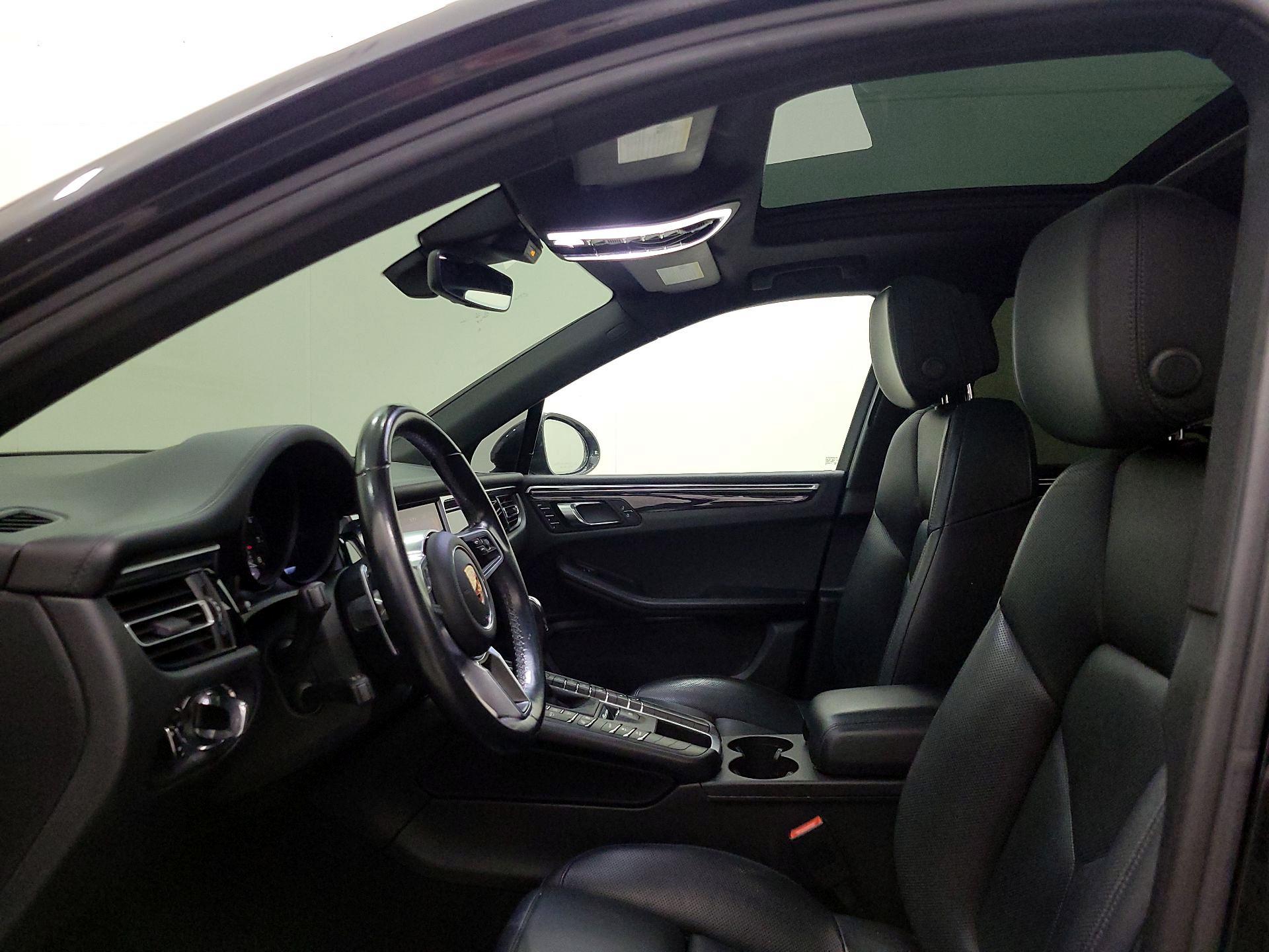 Thumbnail: 2020 Porsche Macan - 20