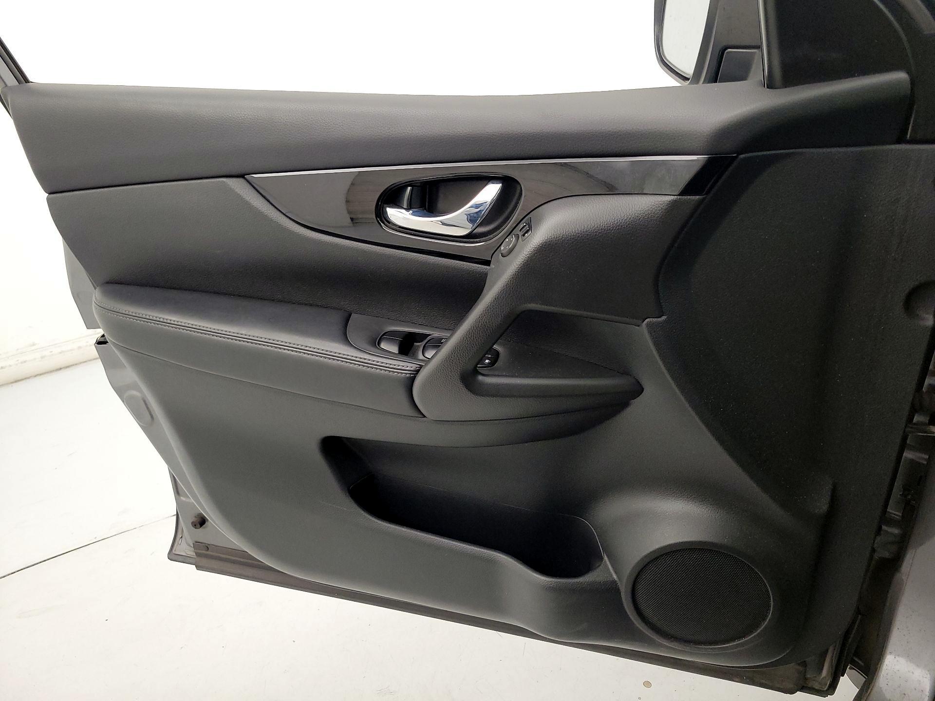 Thumbnail: 2018 Nissan Rogue Sport - 12