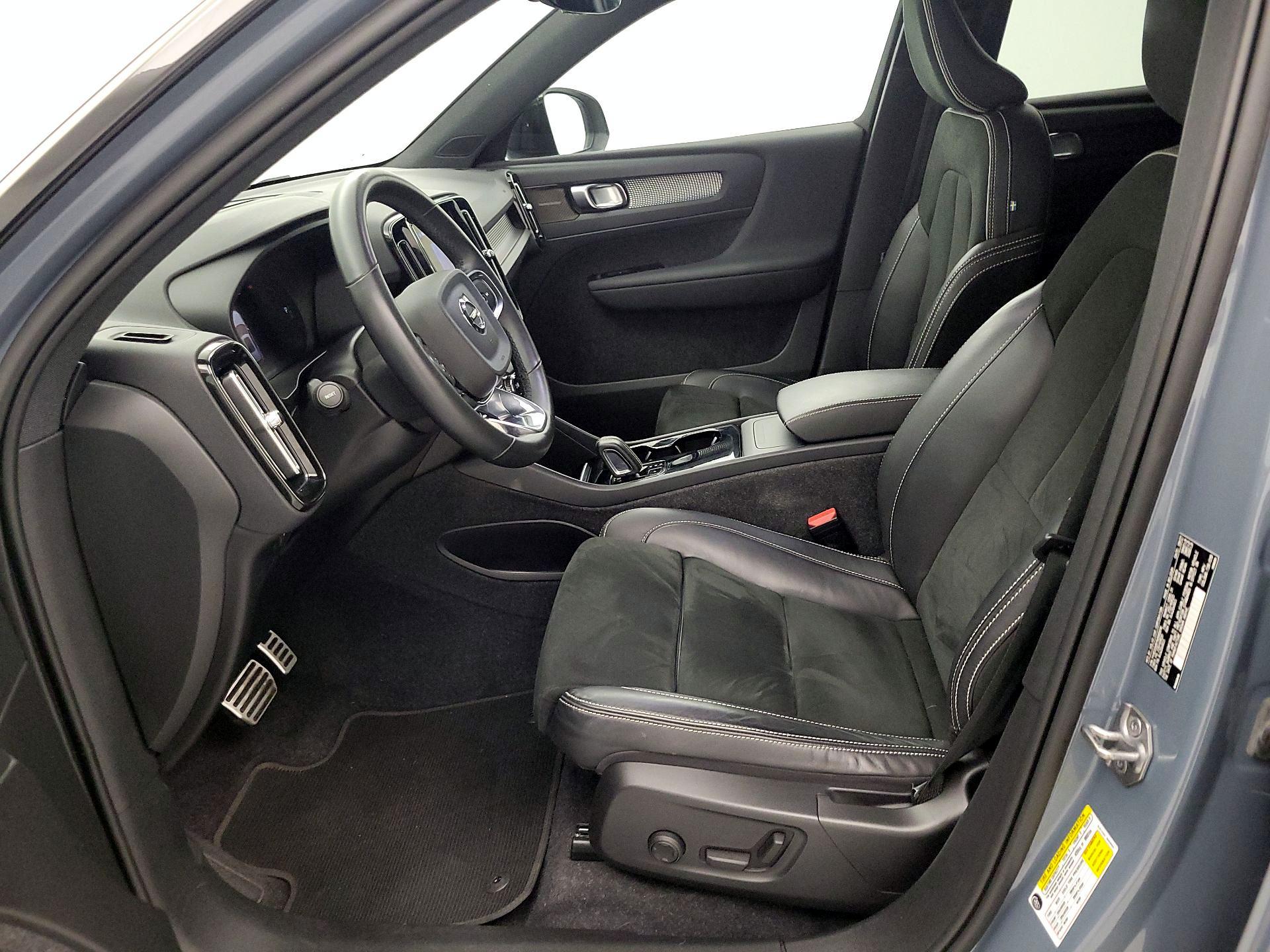 Thumbnail: 2022 Volvo XC40 - 11