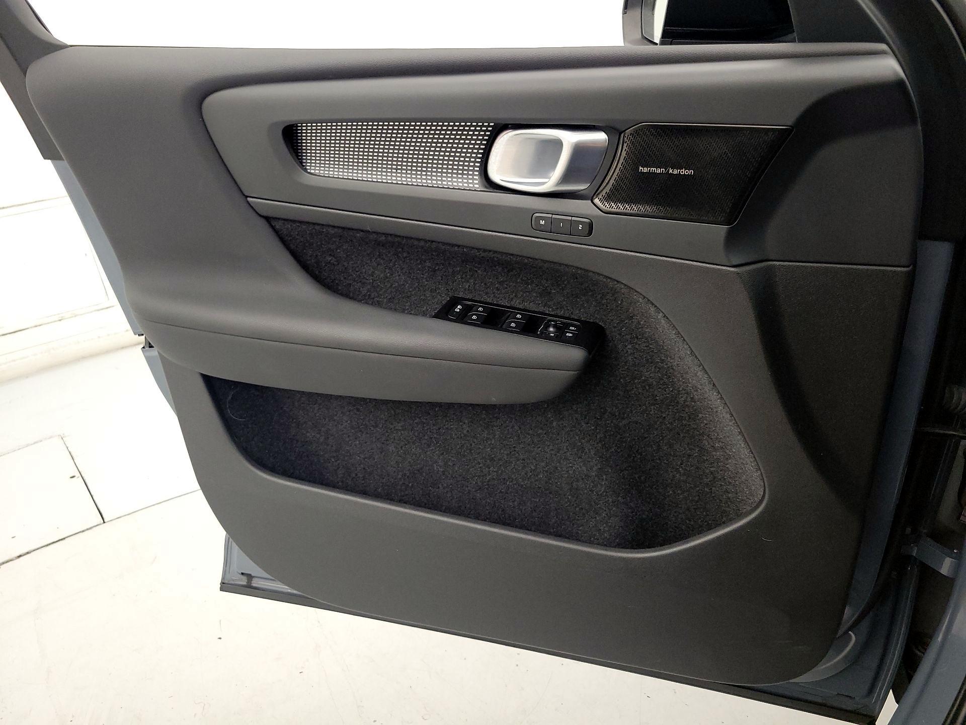 Thumbnail: 2022 Volvo XC40 - 12