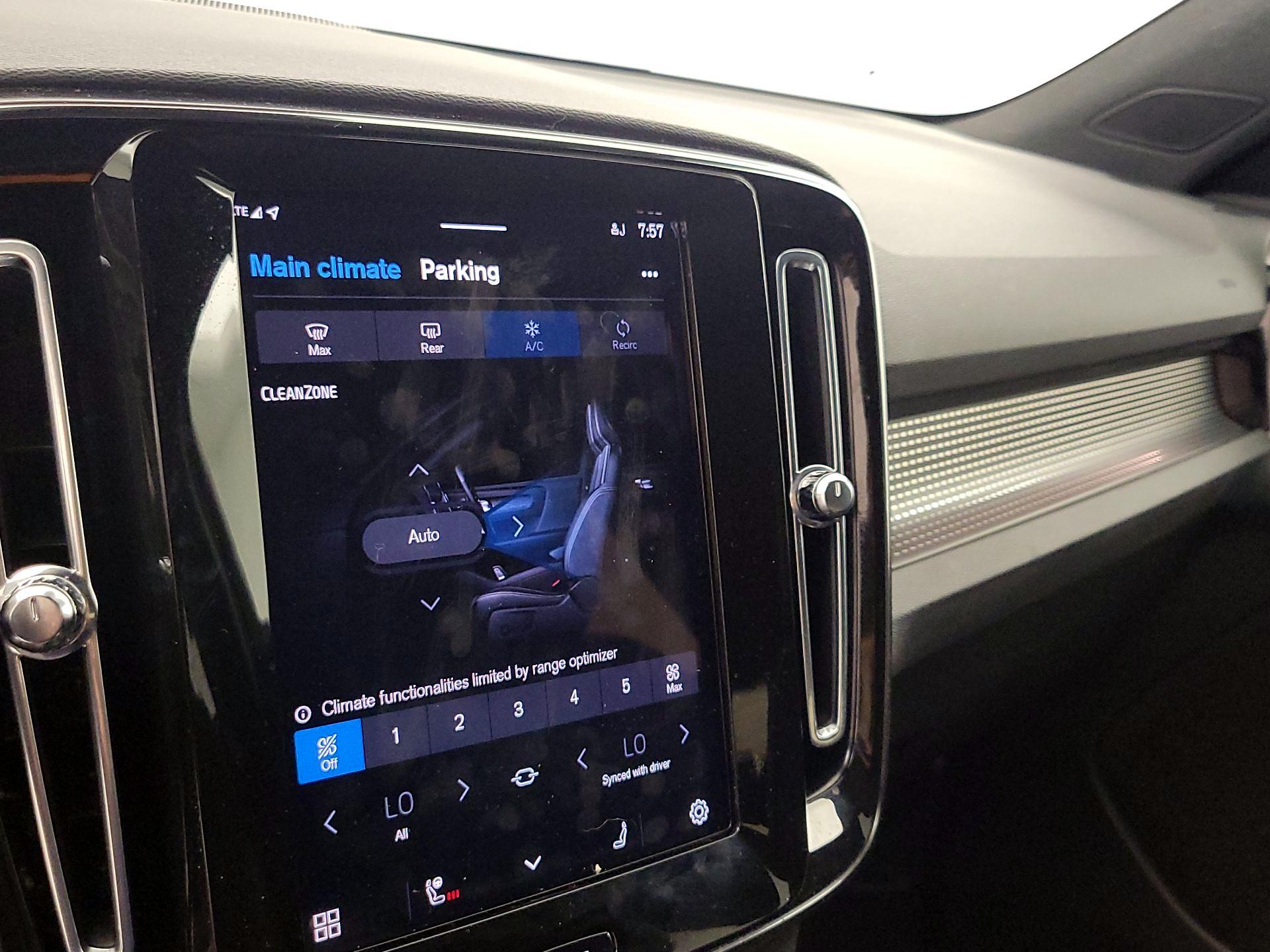 Thumbnail: 2022 Volvo XC40 - 15