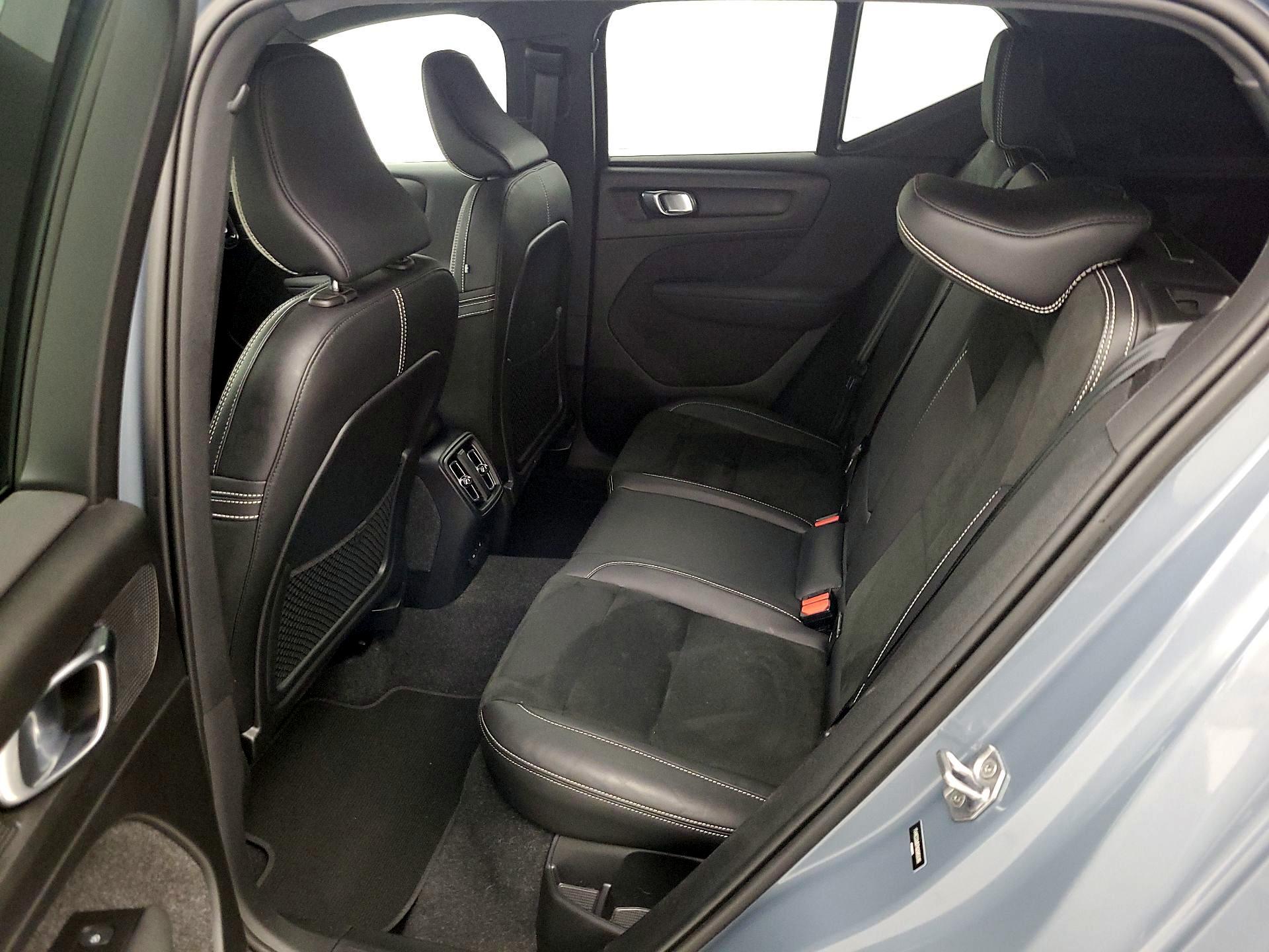 Thumbnail: 2022 Volvo XC40 - 17