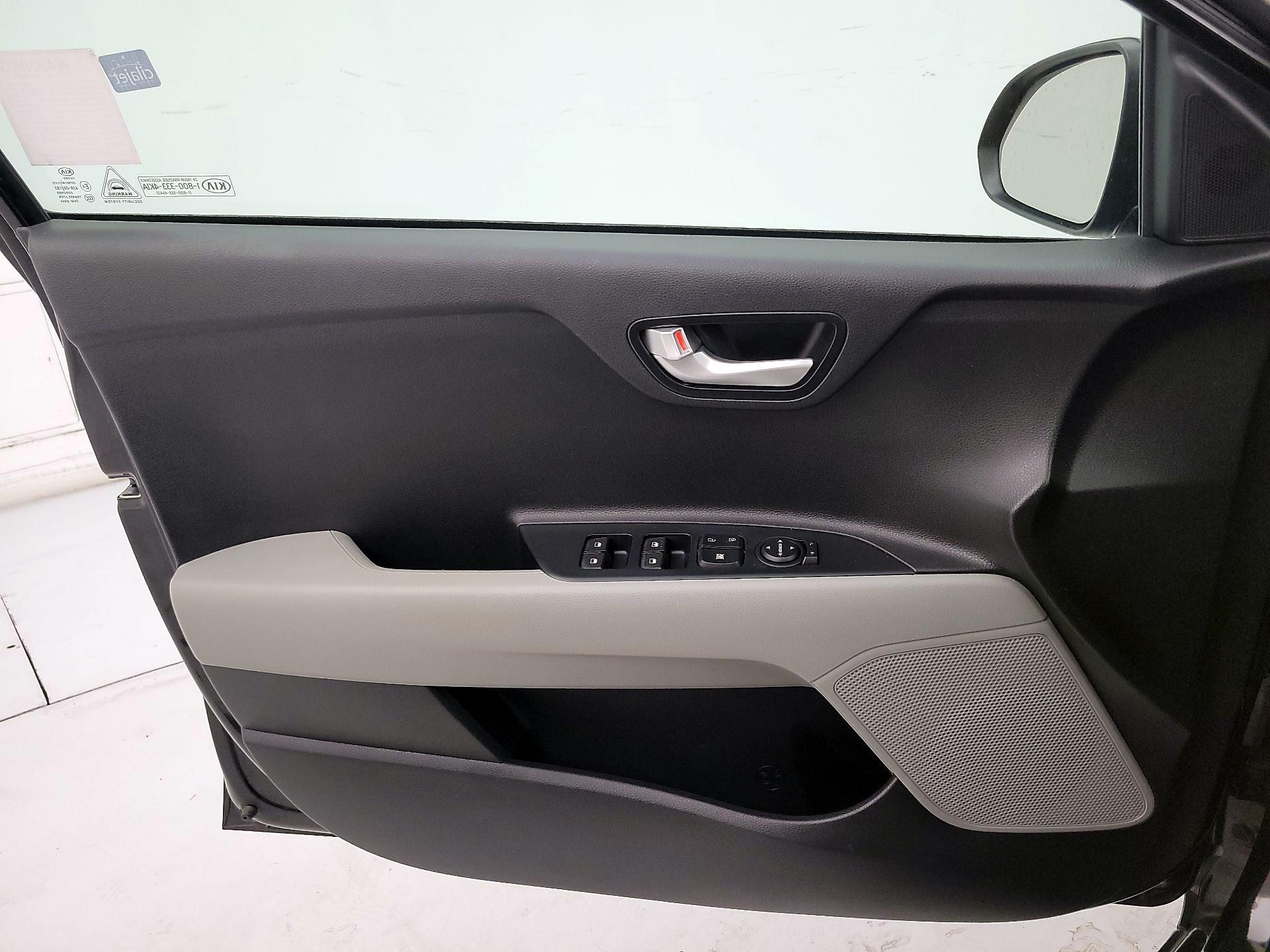 Thumbnail: 2019 Kia Rio - 12