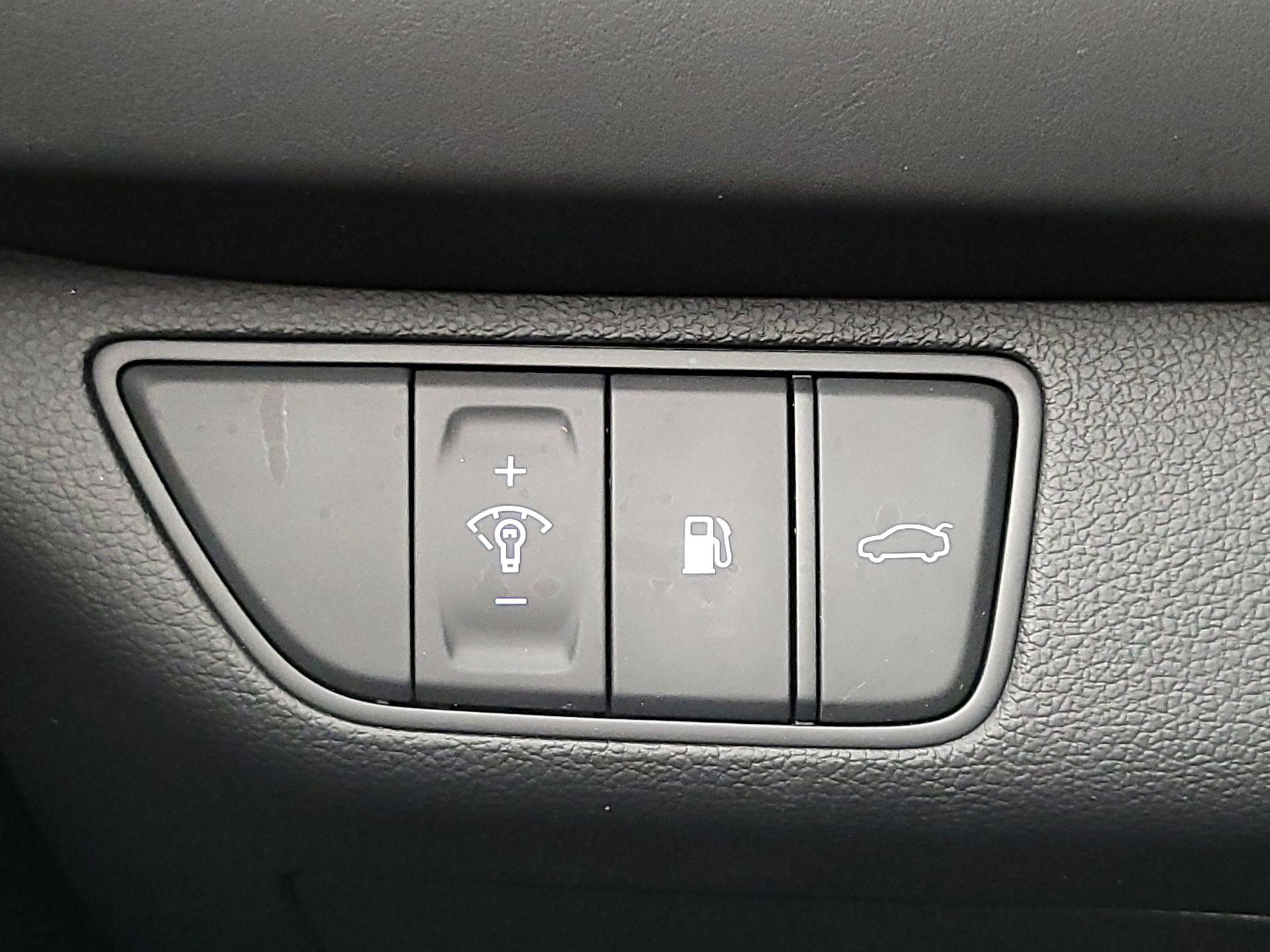 Thumbnail: 2022 Genesis G70 - 13