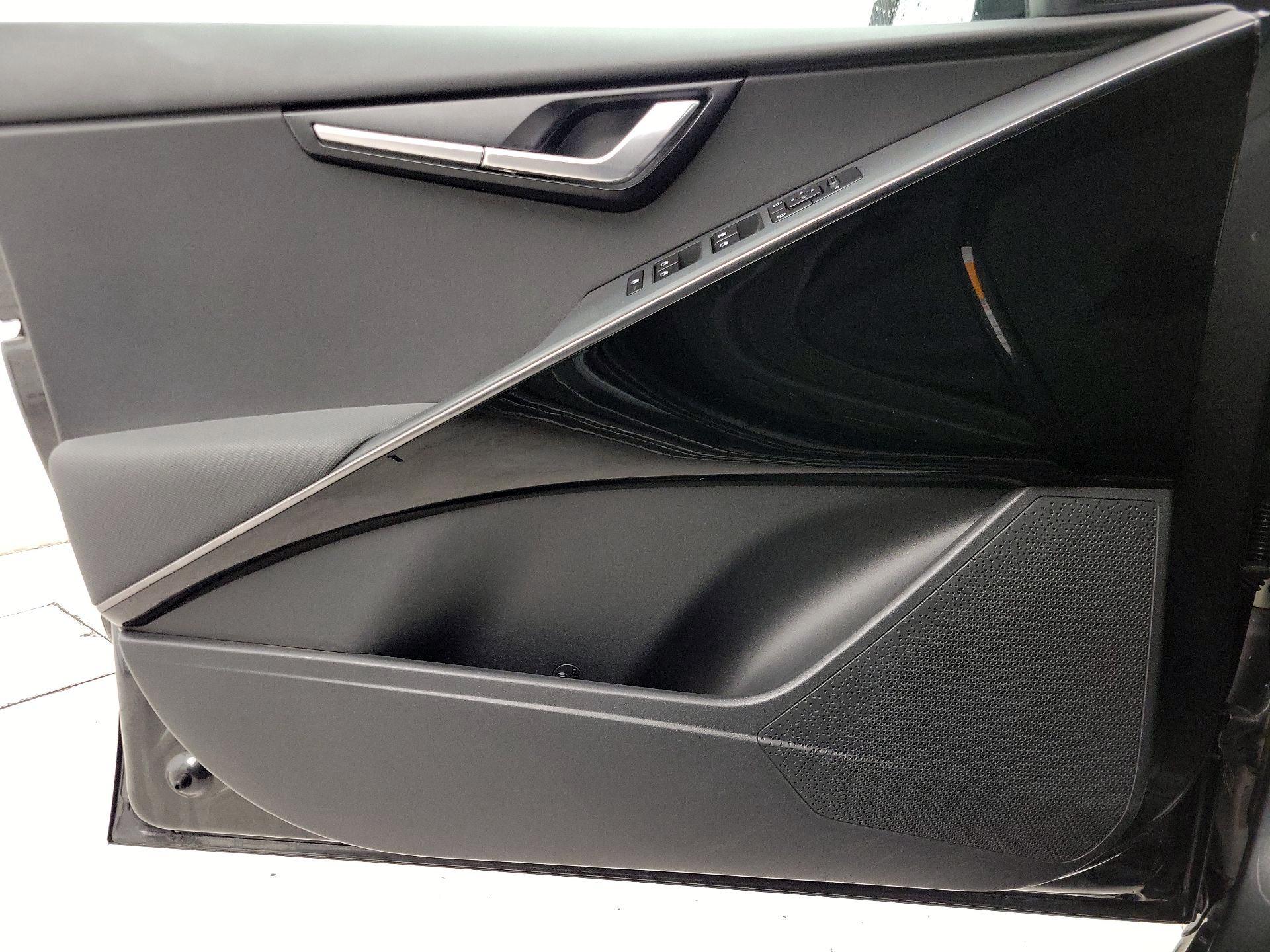 Thumbnail: 2023 Kia Niro - 12