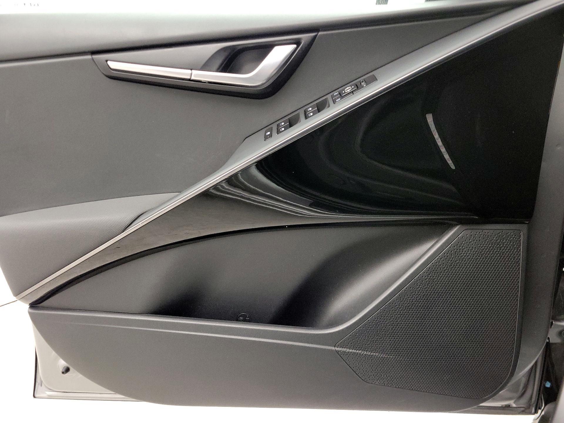 Thumbnail: 2023 Kia Niro - 12