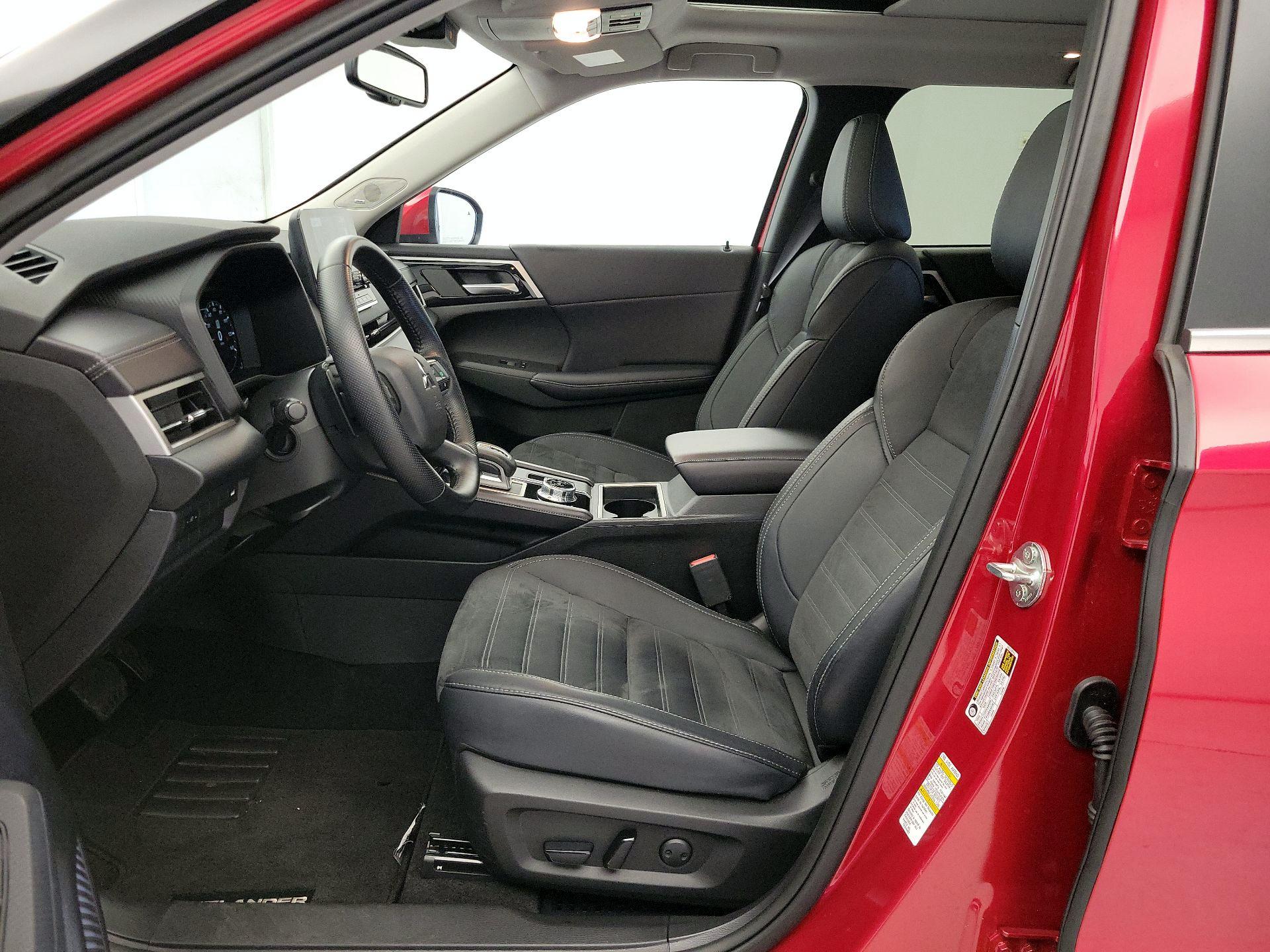 Thumbnail: 2024 Mitsubishi Outlander - 11