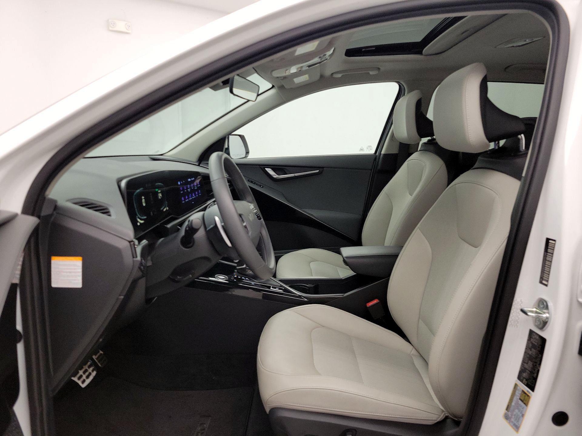 Thumbnail: 2023 Kia Niro - 11