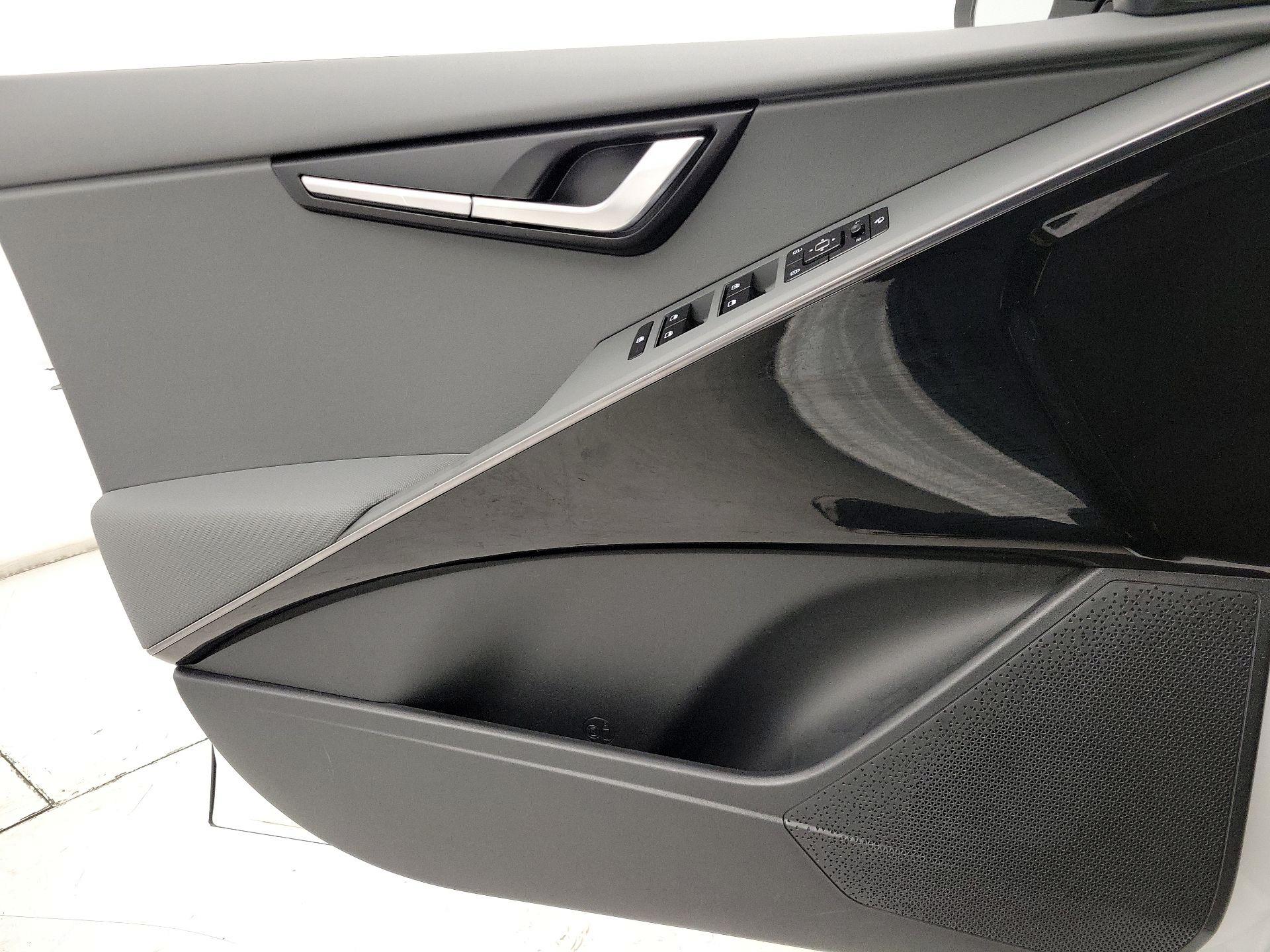 Thumbnail: 2023 Kia Niro - 12