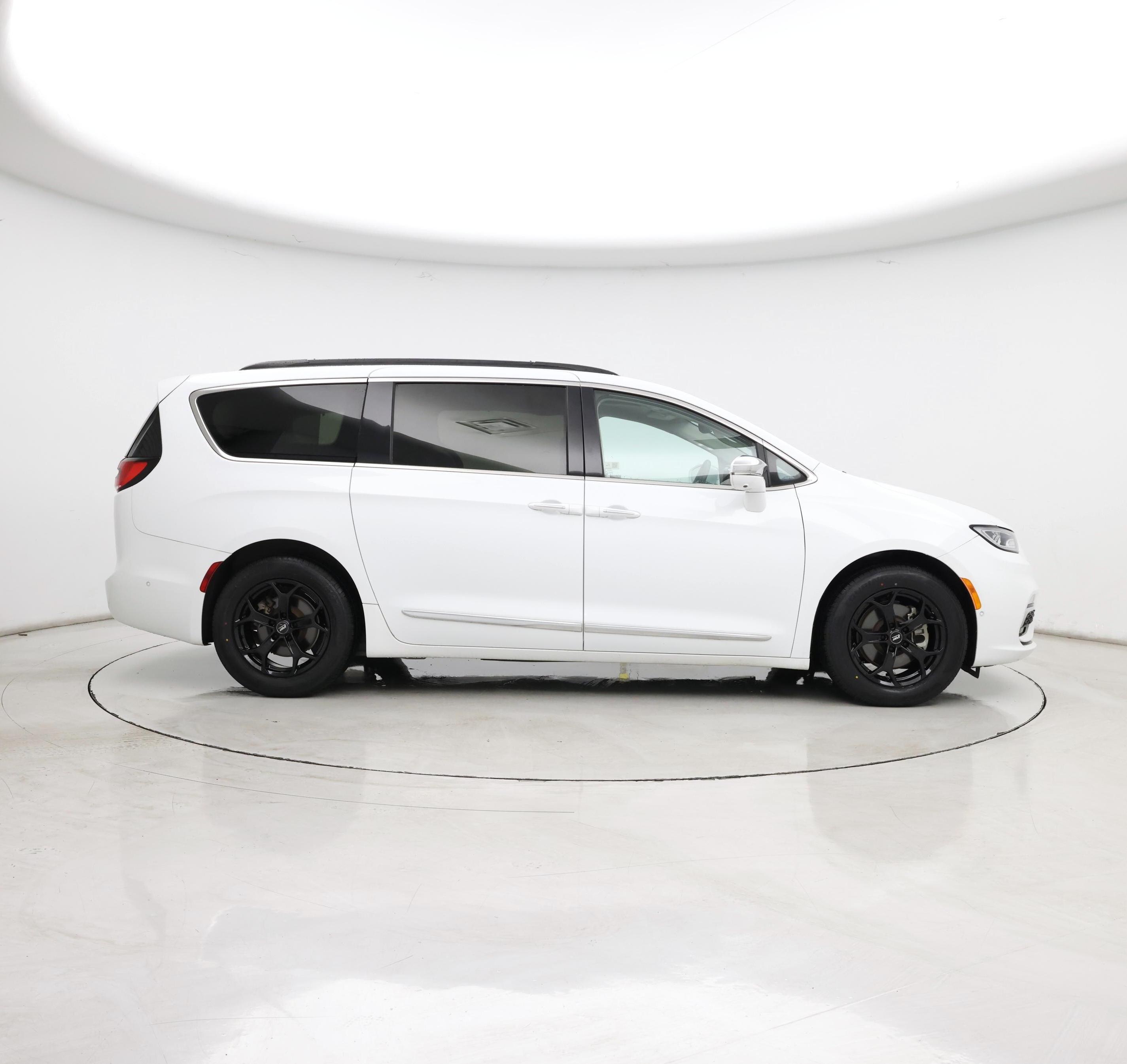 Thumbnail: 2022 Chrysler Pacifica - 7