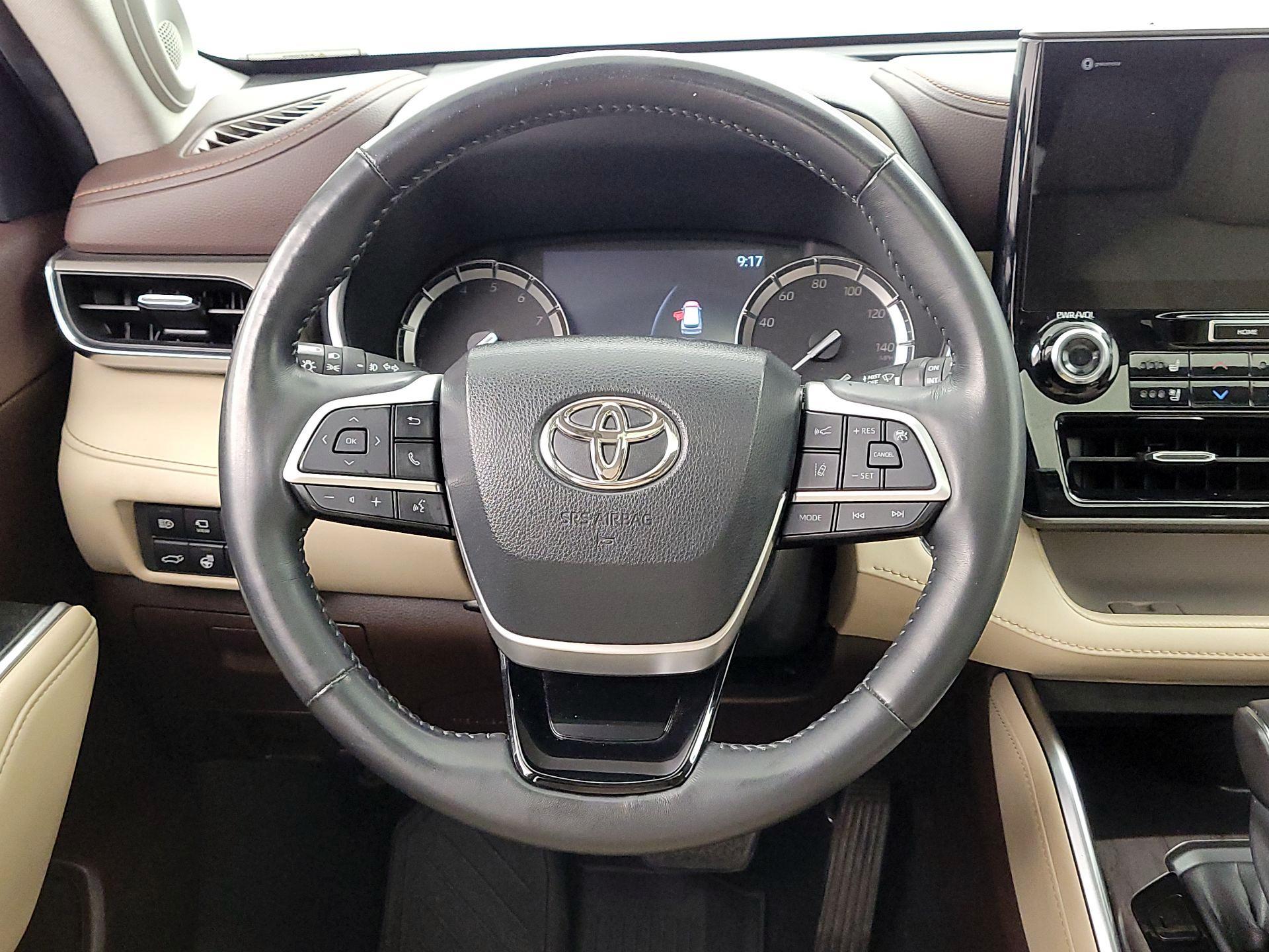 Thumbnail: 2022 Toyota Highlander - 10