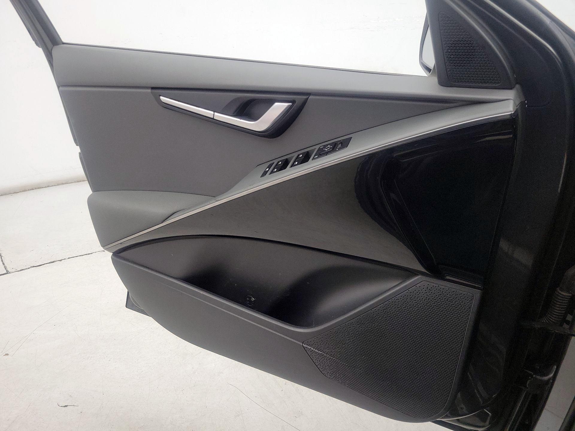 Thumbnail: 2023 Kia Niro - 12