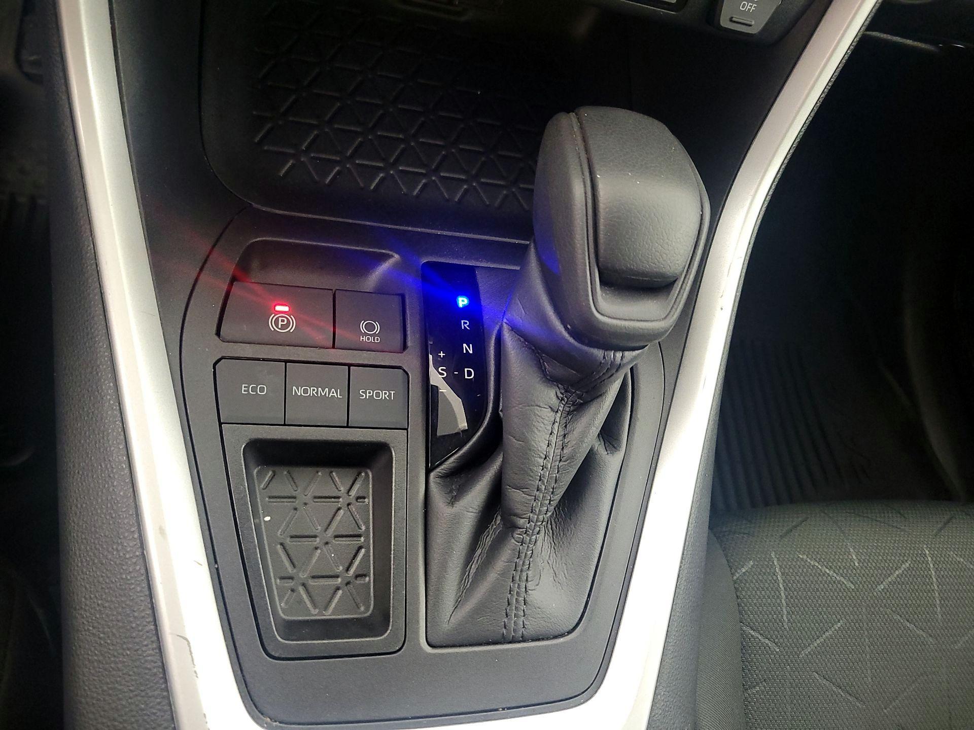 Thumbnail: 2022 Toyota RAV4 - 17