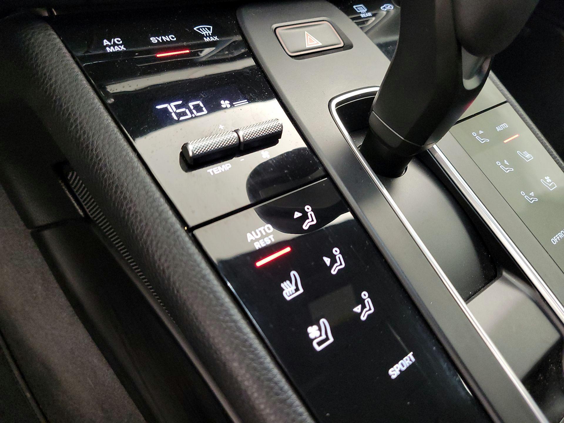 Thumbnail: 2022 Porsche Macan - 16