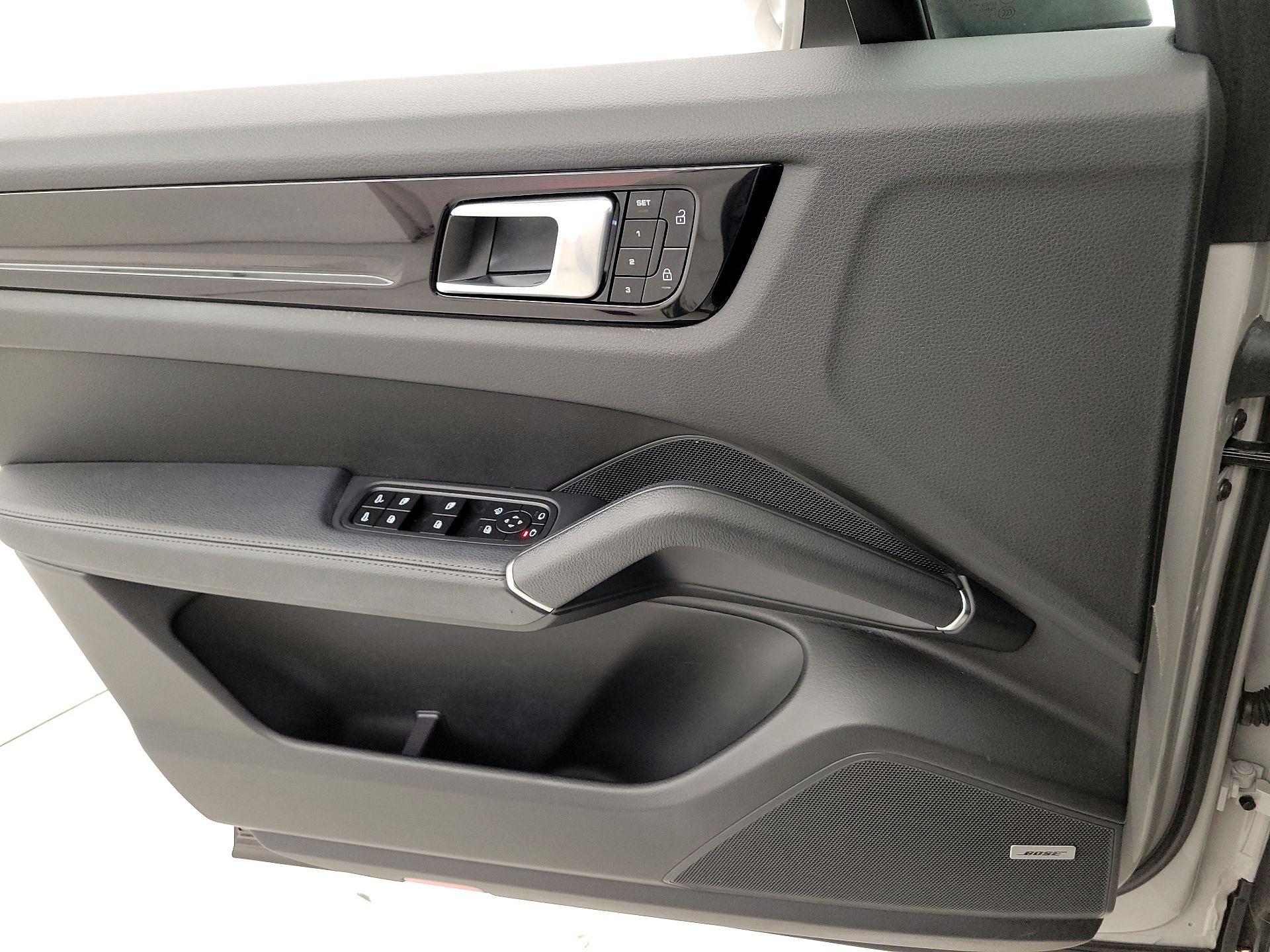 Thumbnail: 2022 Porsche Cayenne - 12