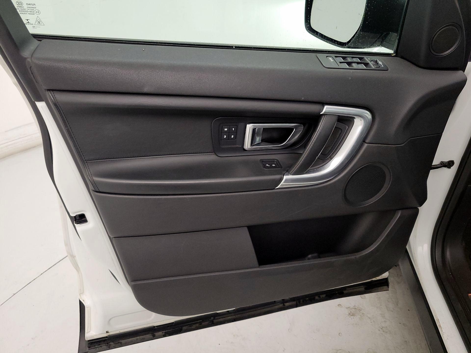 Thumbnail: 2015 Land Rover Discovery Sport - 12