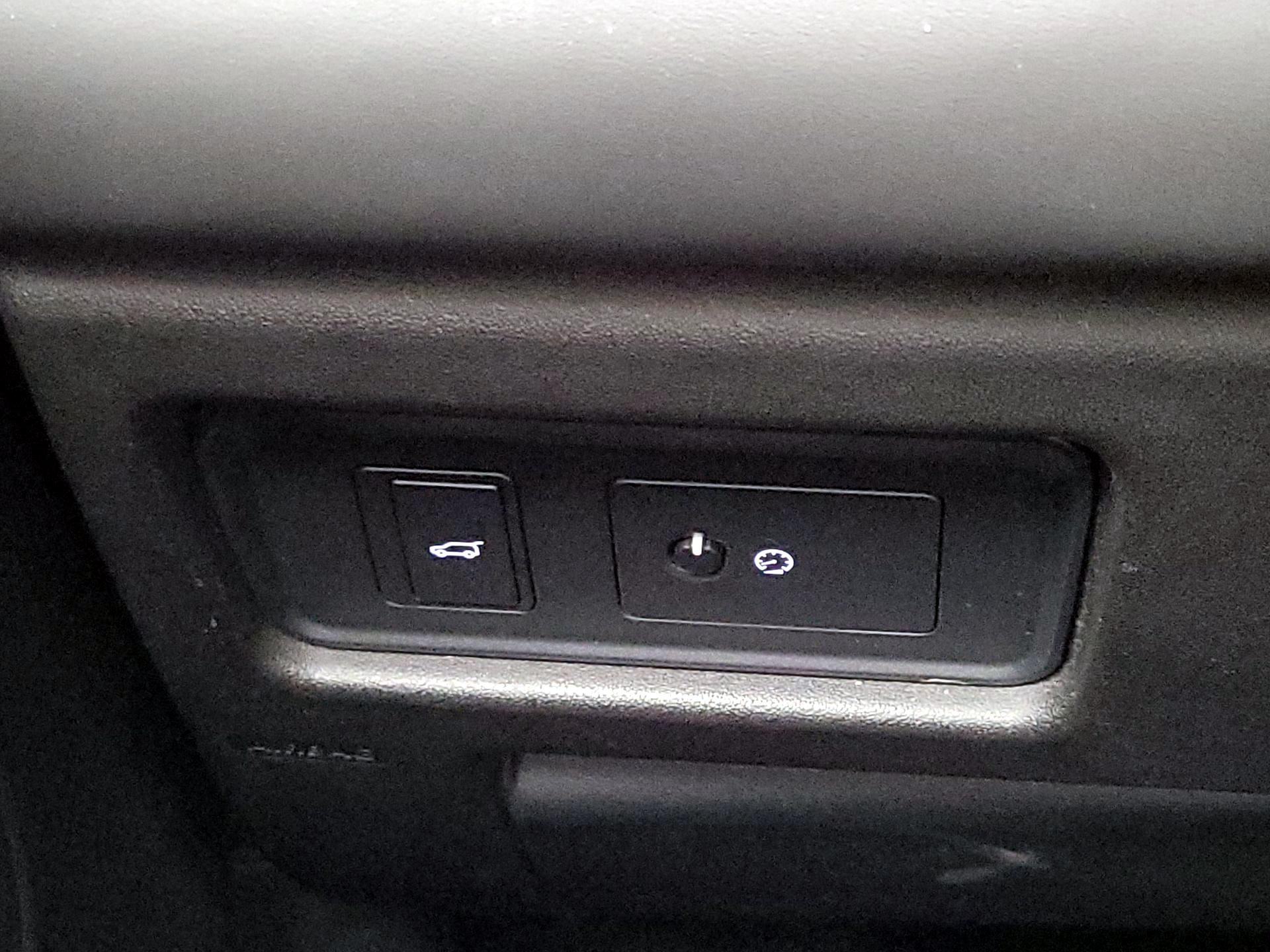 Thumbnail: 2015 Land Rover Discovery Sport - 13