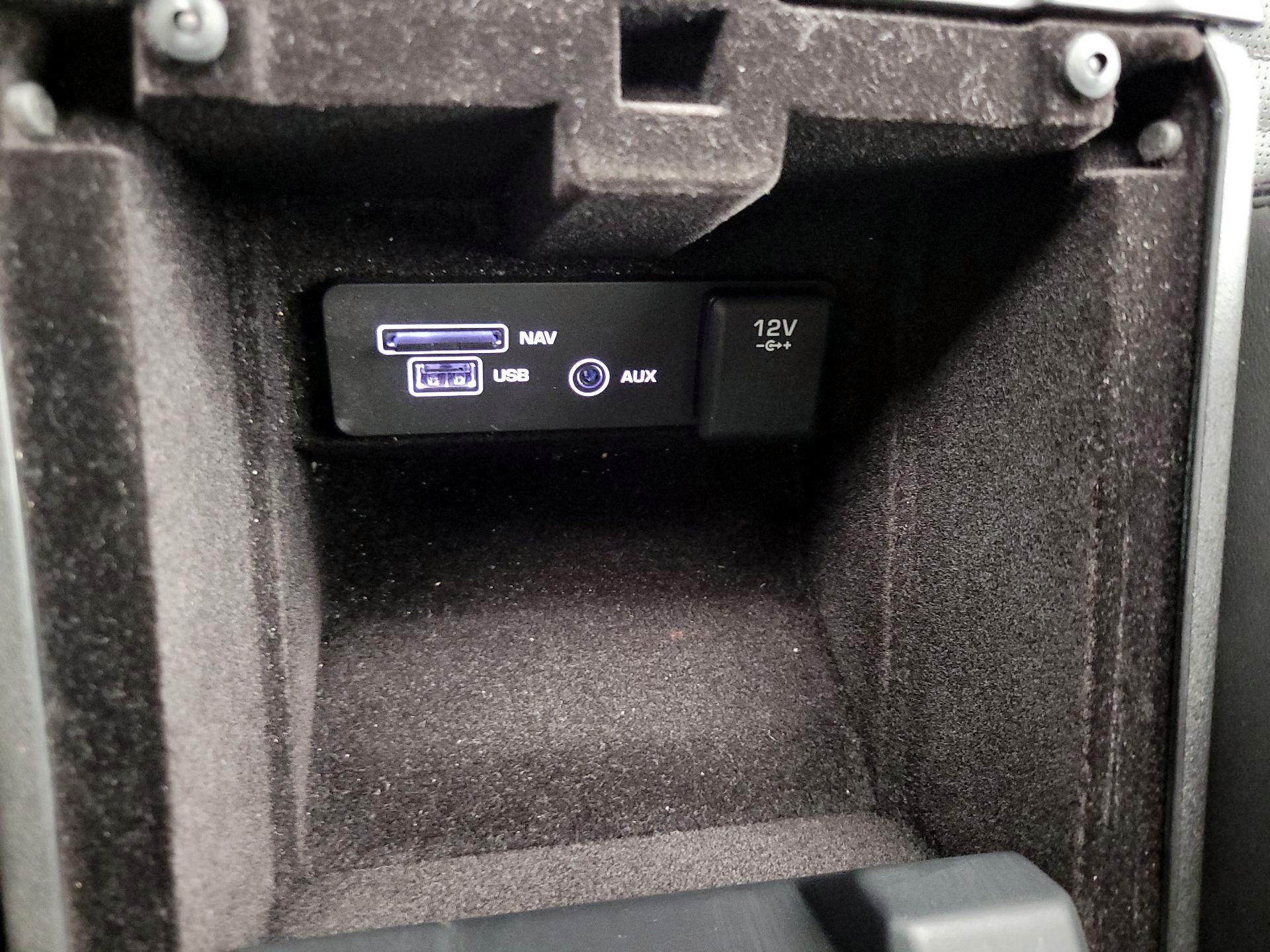 Thumbnail: 2015 Land Rover Discovery Sport - 17