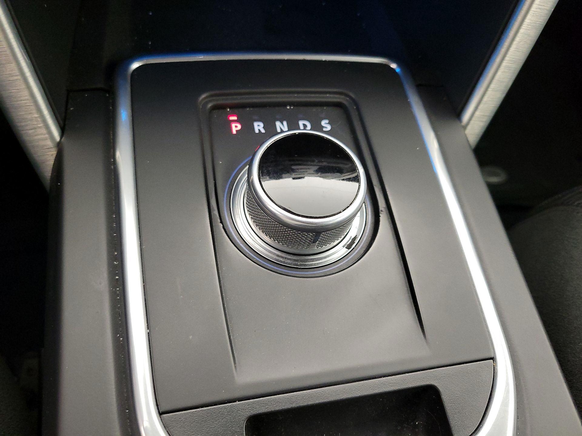 Thumbnail: 2015 Land Rover Discovery Sport - 18