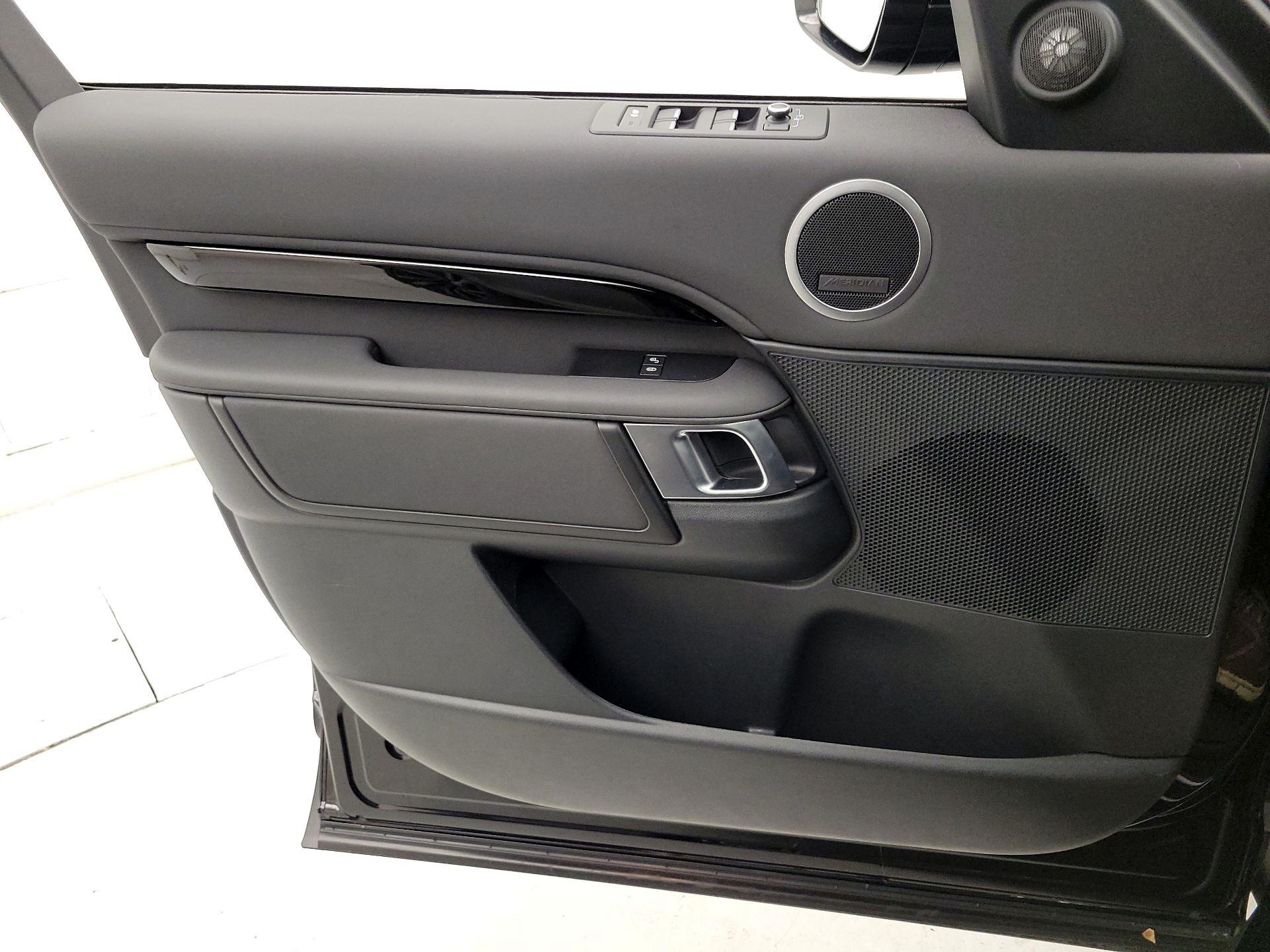 Thumbnail: 2019 Land Rover Discovery - 12