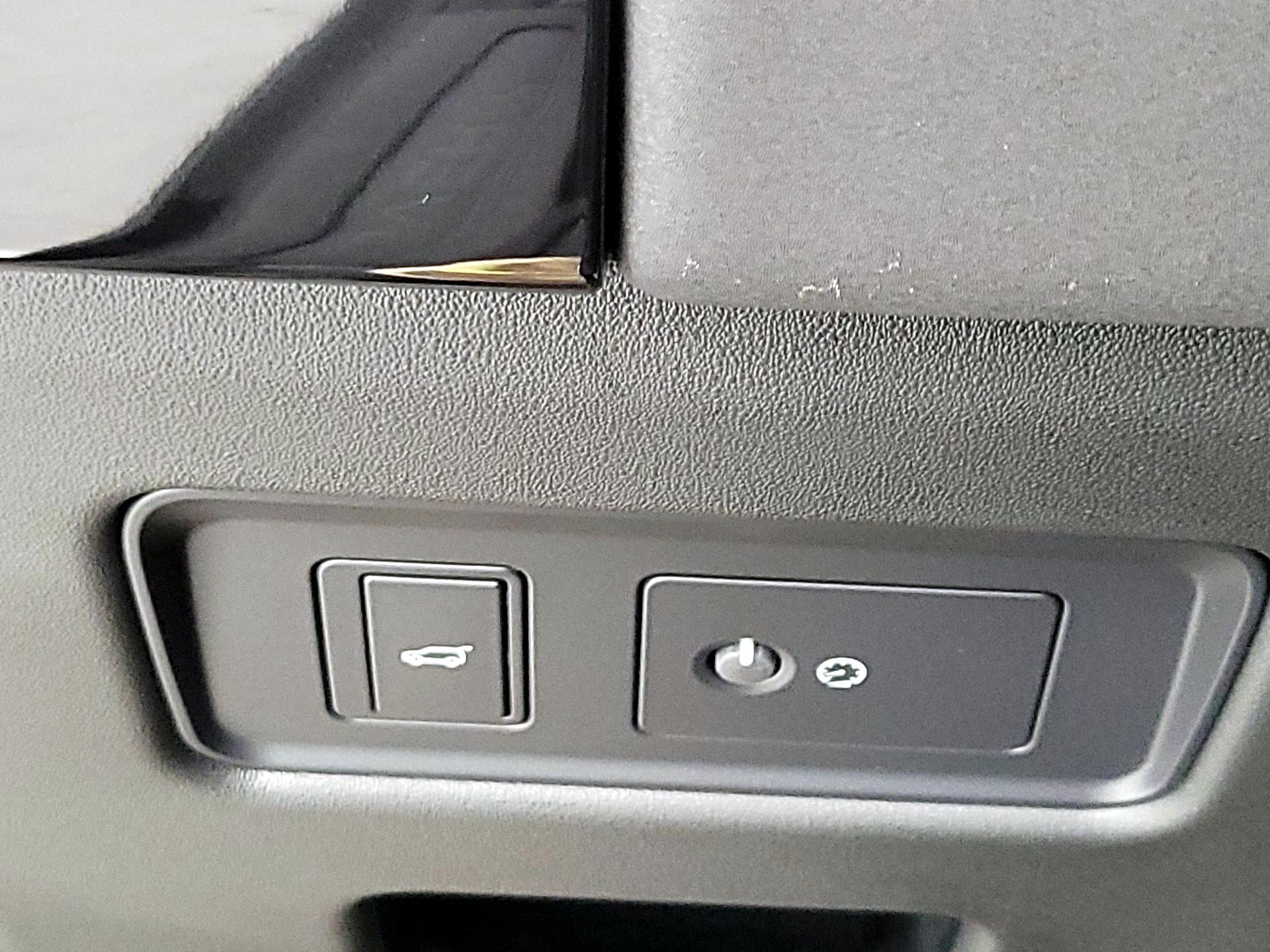 Thumbnail: 2019 Land Rover Discovery - 13