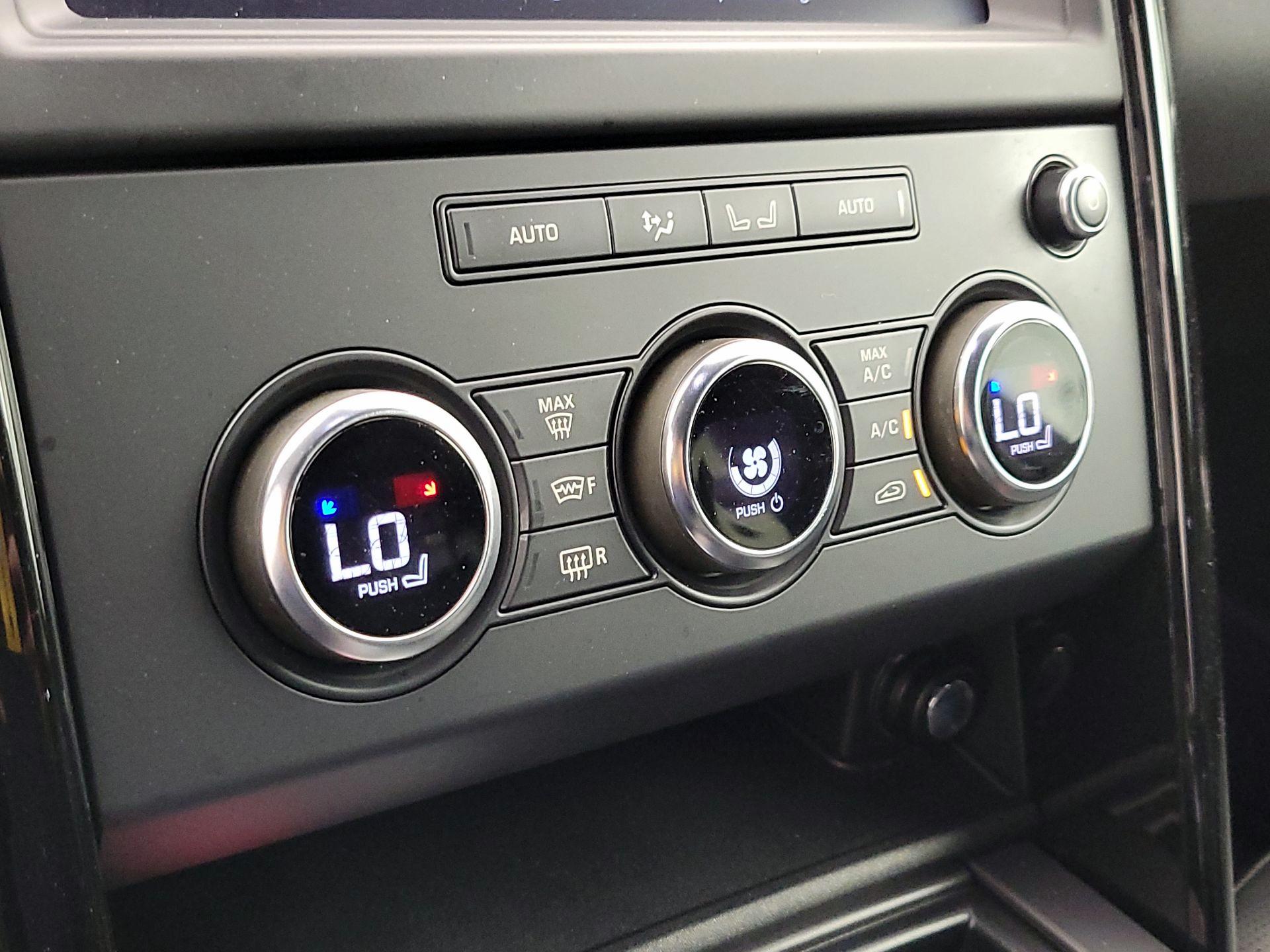 Thumbnail: 2019 Land Rover Discovery - 16