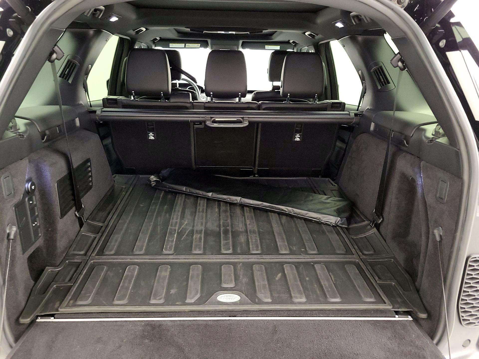 Thumbnail: 2019 Land Rover Discovery - 19