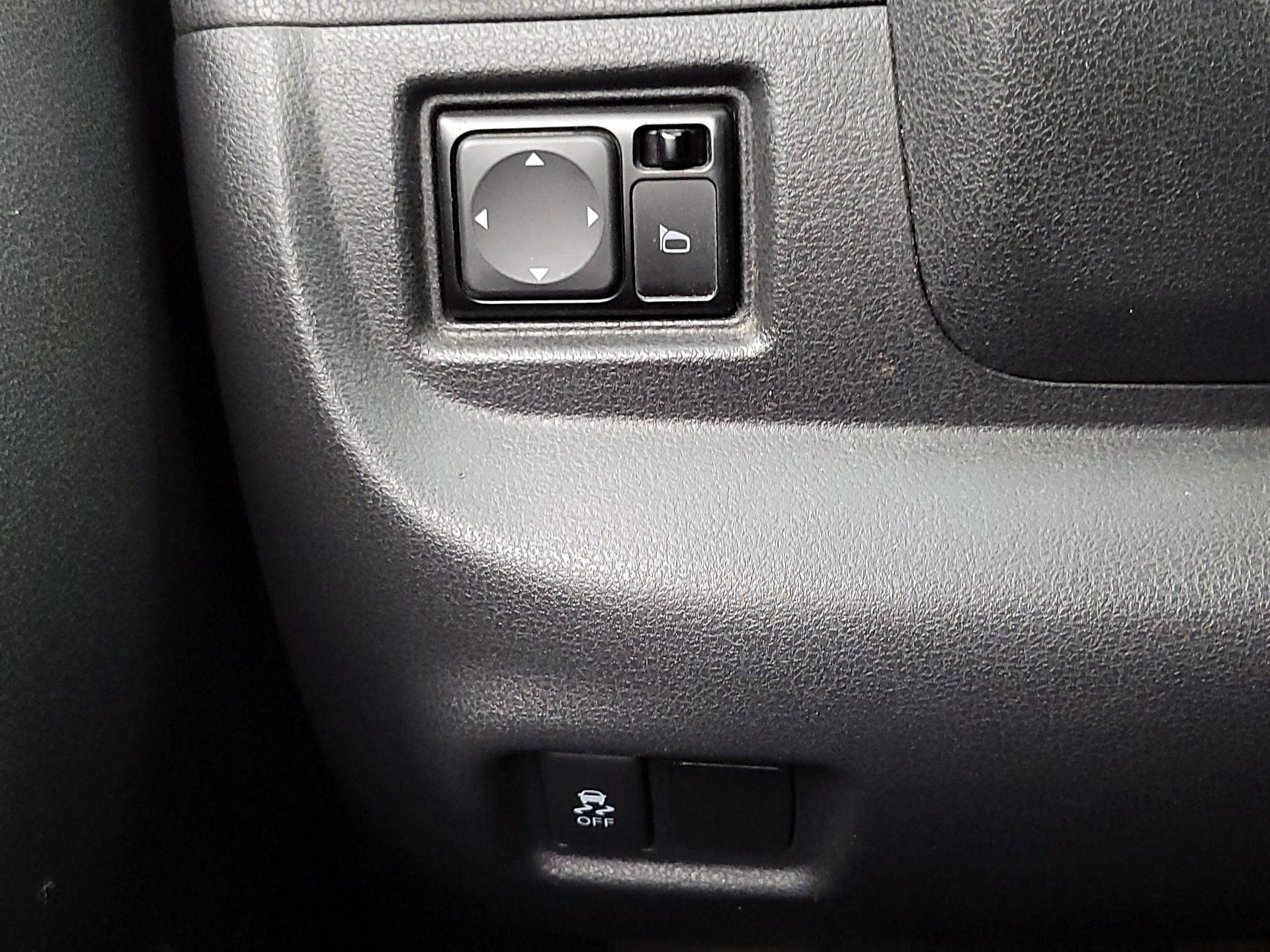 Thumbnail: 2015 Nissan Versa Note - 13