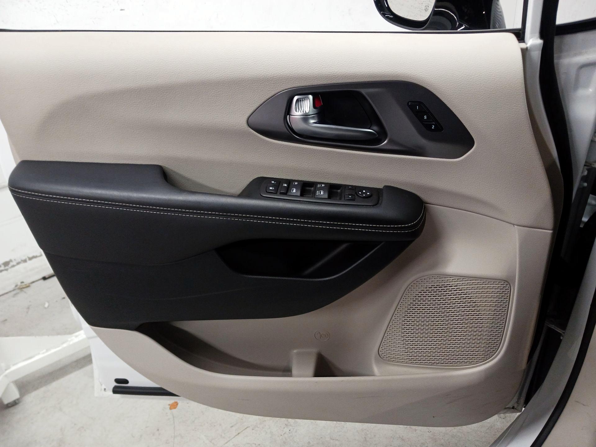 Thumbnail: 2024 Chrysler Pacifica - 12