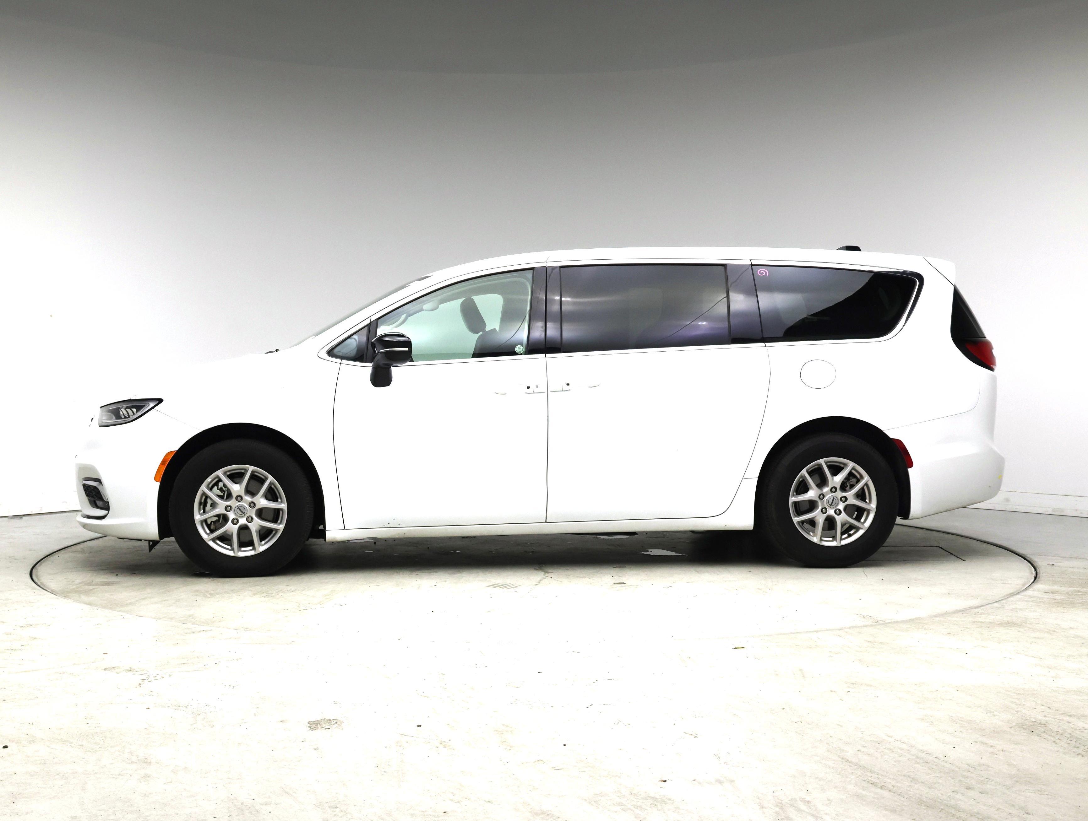 Thumbnail: 2024 Chrysler Pacifica - 3