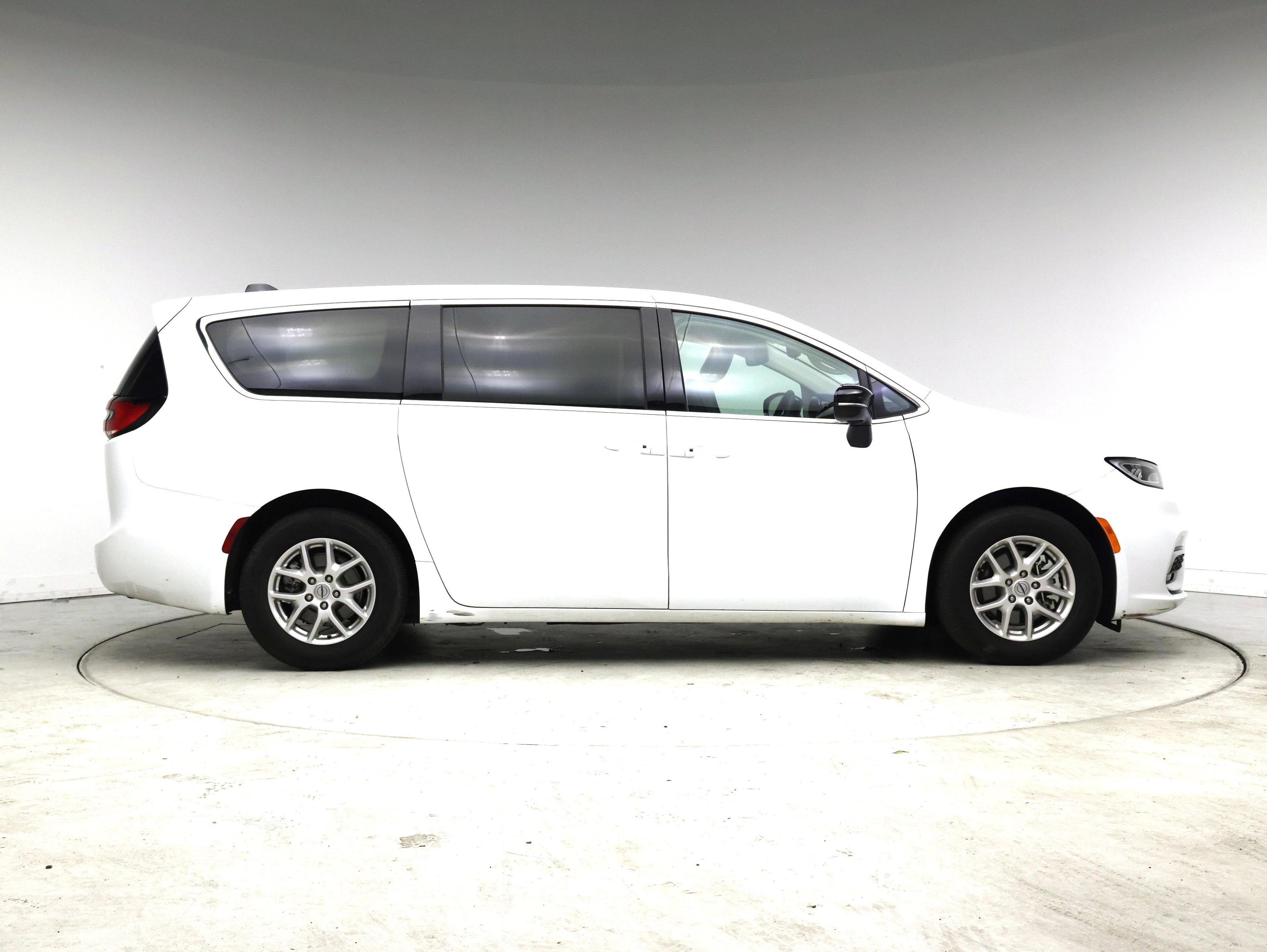 Thumbnail: 2024 Chrysler Pacifica - 7