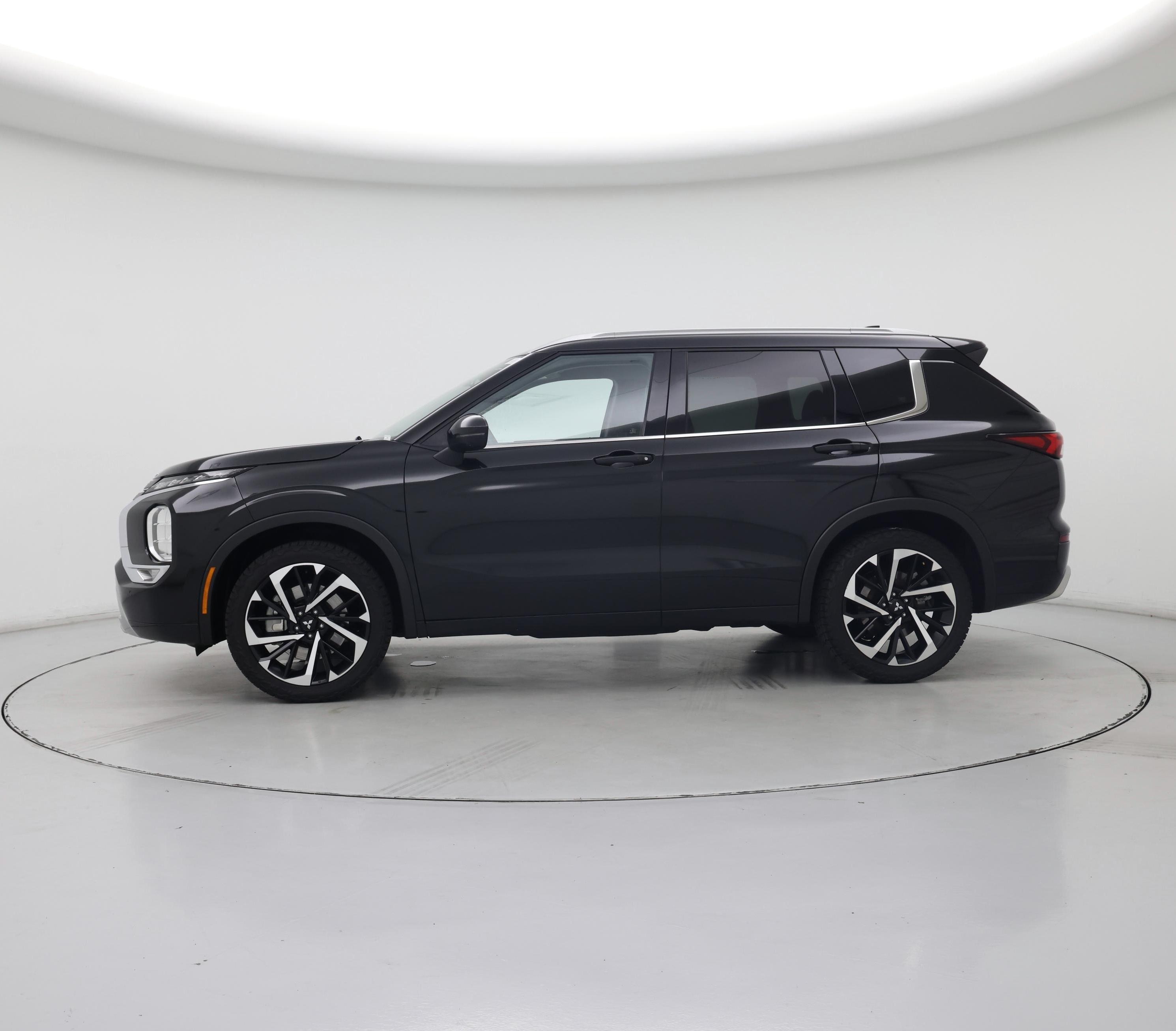 Thumbnail: 2022 Mitsubishi Outlander - 3