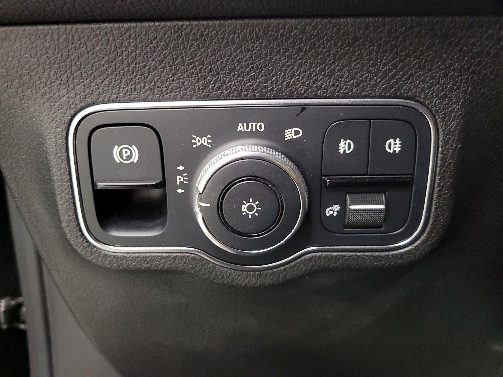 Thumbnail: 2021 Mercedes-Benz GLB - 13