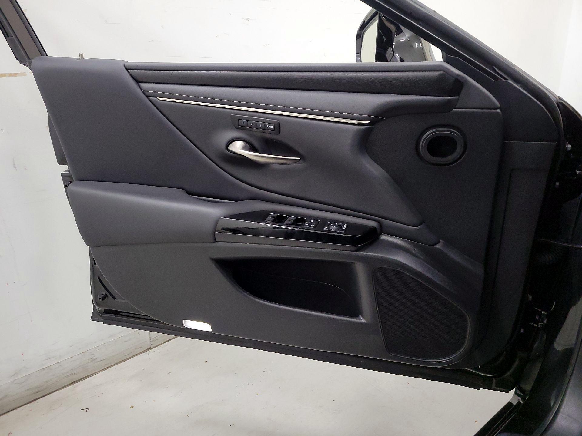 Thumbnail: 2022 Lexus ES - 12