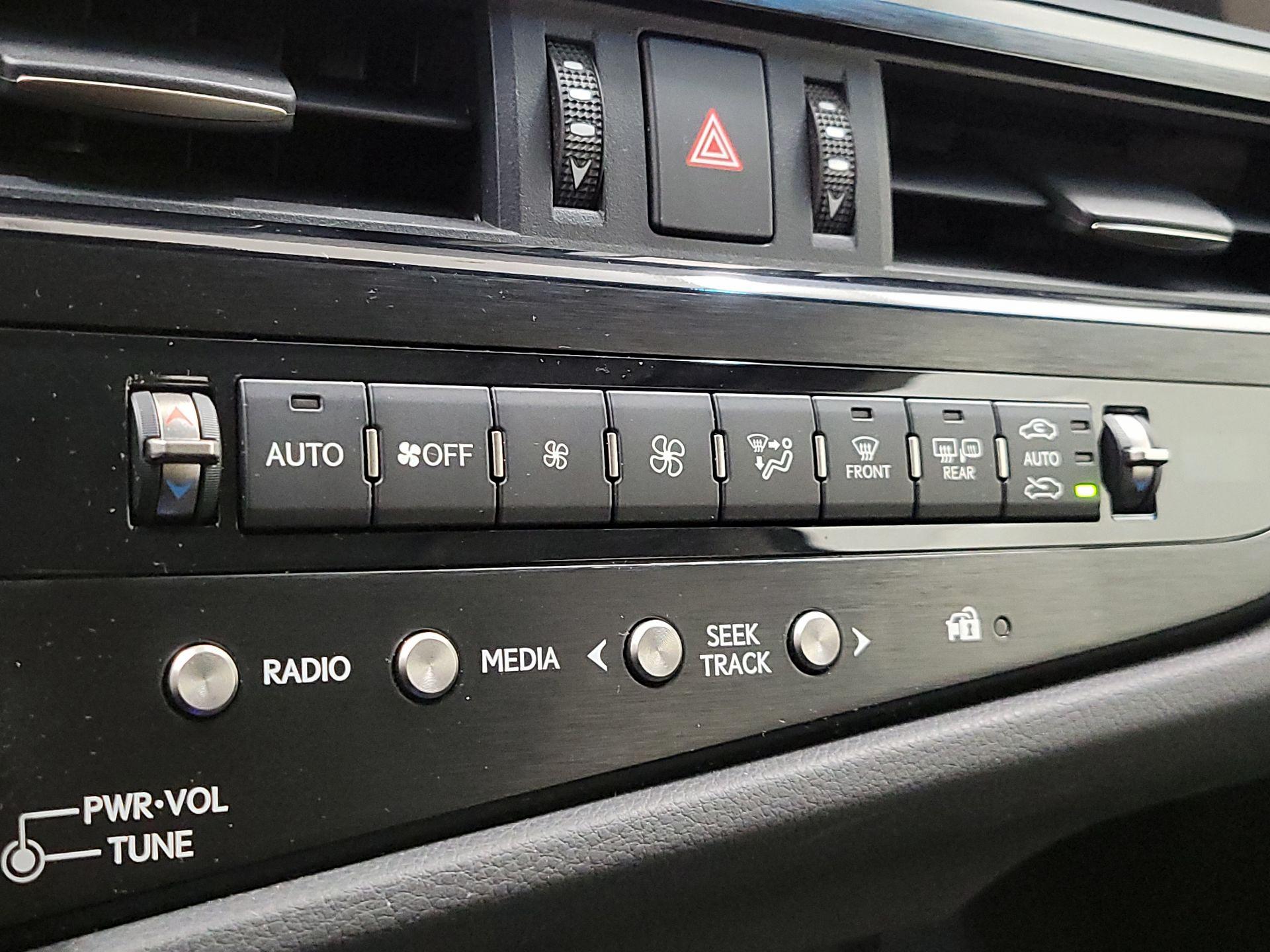 Thumbnail: 2022 Lexus ES - 16