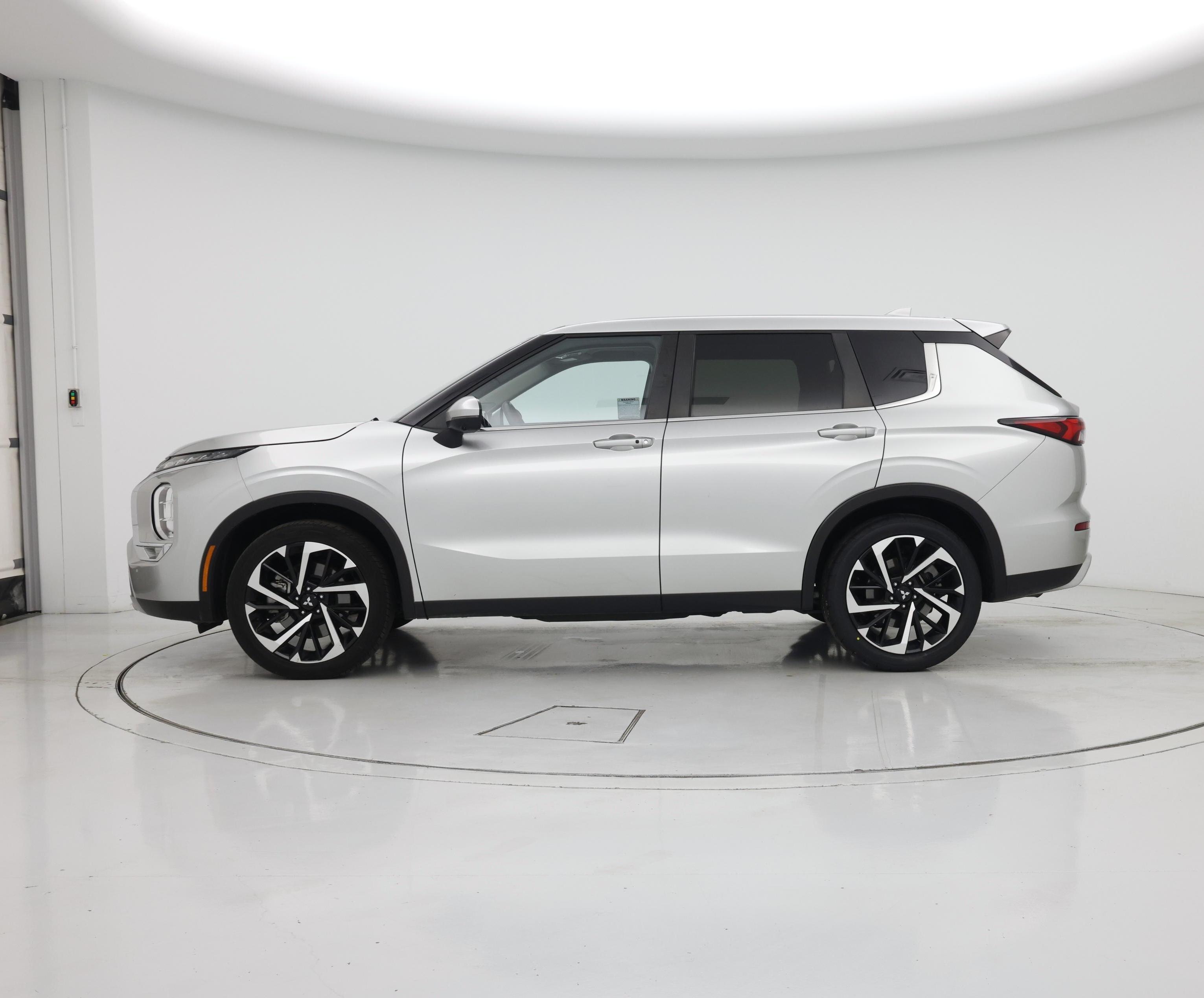 Thumbnail: 2024 Mitsubishi Outlander - 3