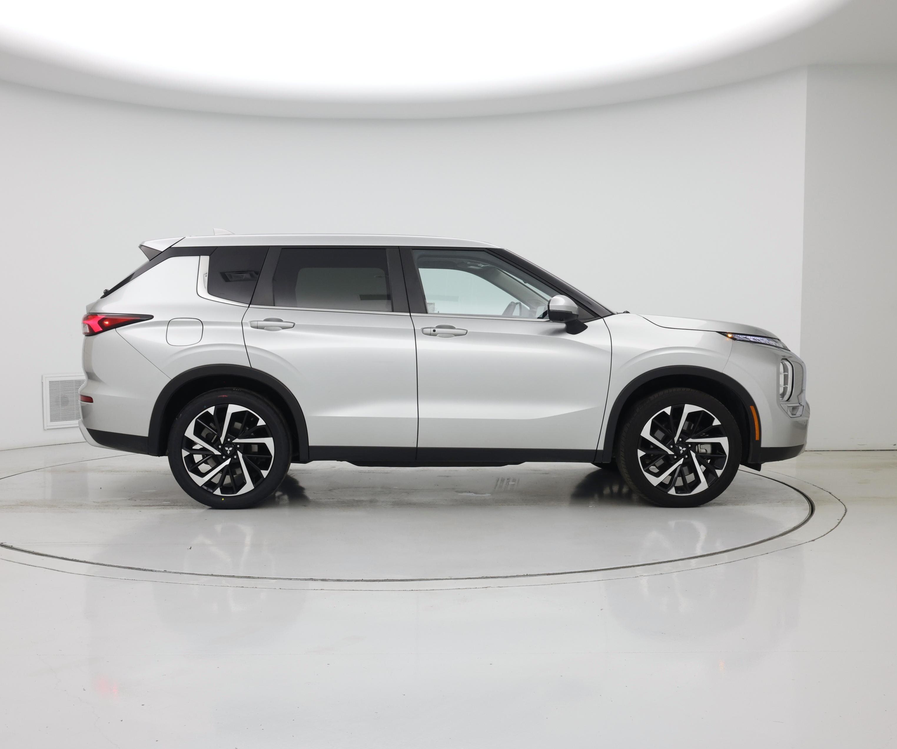 Thumbnail: 2024 Mitsubishi Outlander - 7