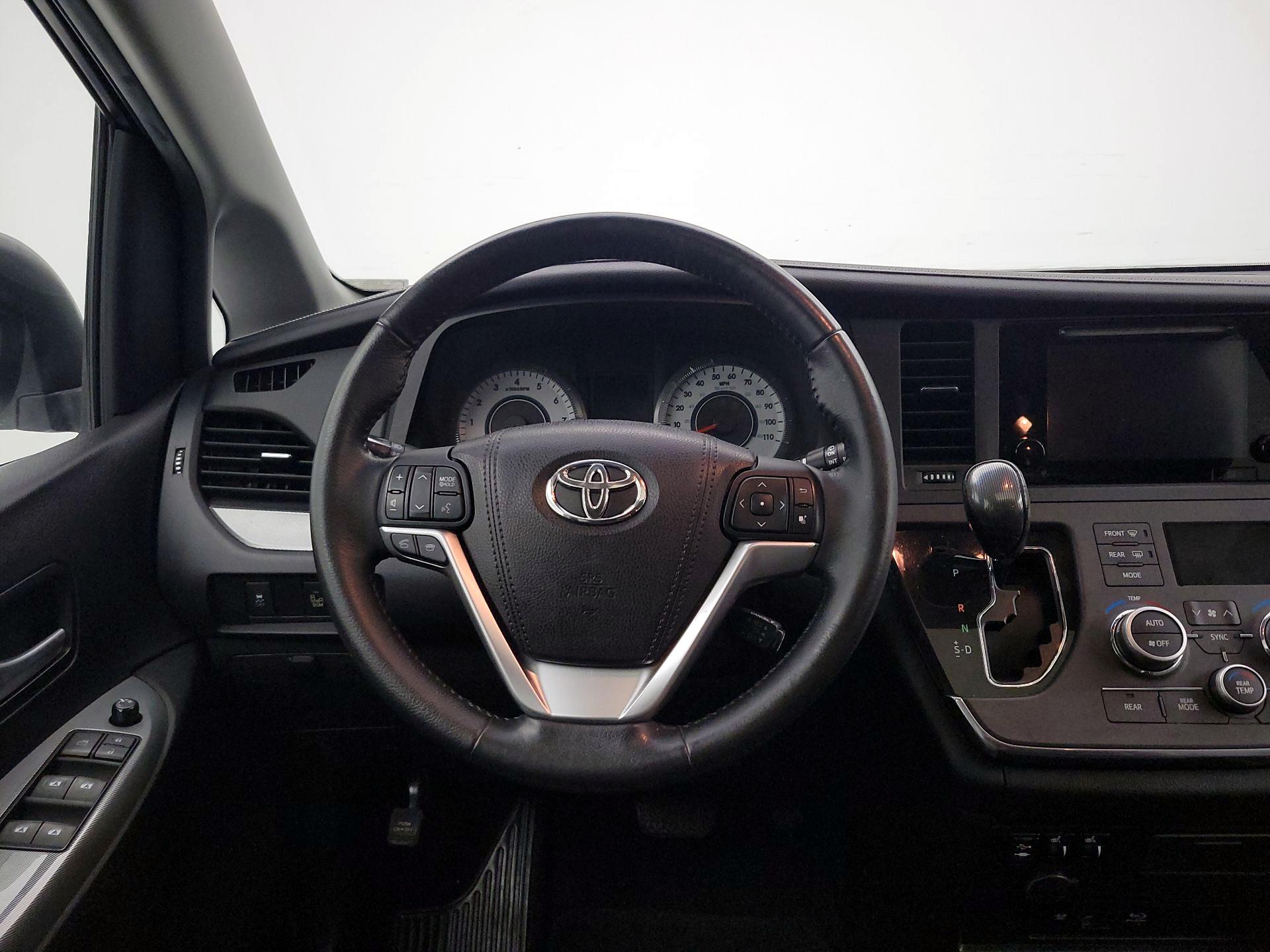 Thumbnail: 2015 Toyota Sienna - 10