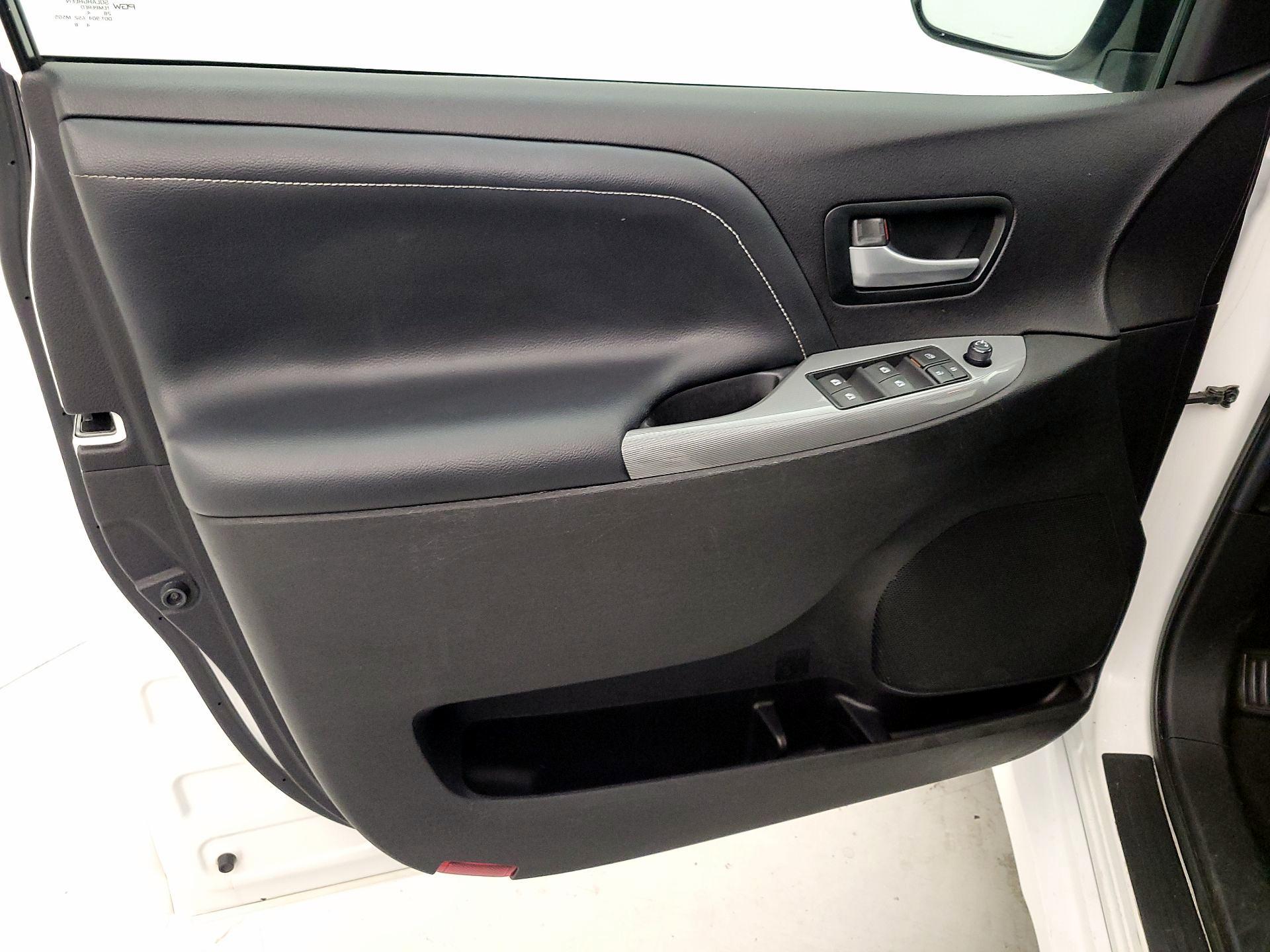 Thumbnail: 2015 Toyota Sienna - 12